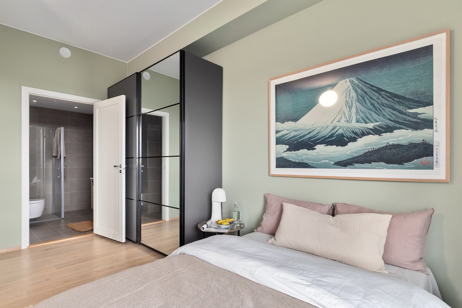 Hovedsoverommet har inngang til eget bad. Galleribilde