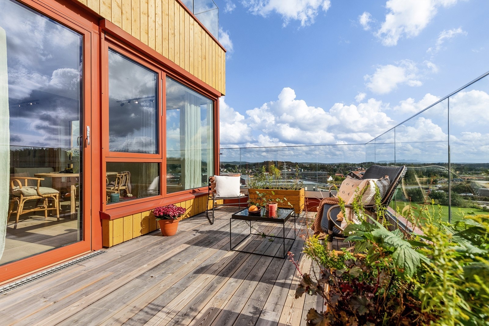 Den romslige terrassen har gode solforhold og hyggelig utsikt. Galleribilde