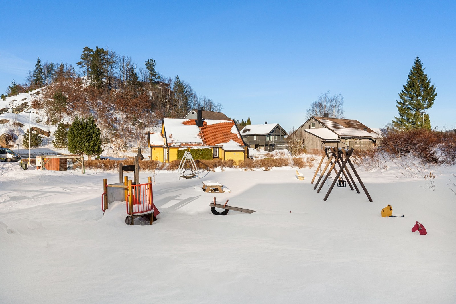 Lekeplassen som er rett ved huset. Galleribilde