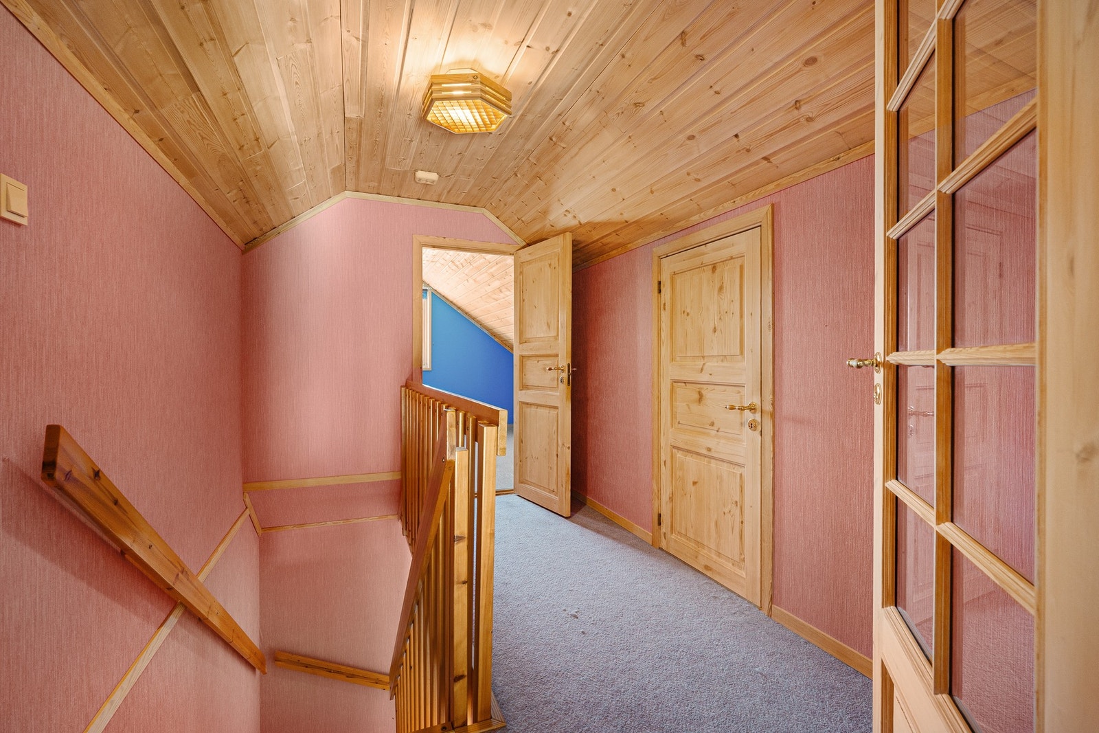 Innredet loft. Her har du gode oppbevaringsmuligheter Galleribilde