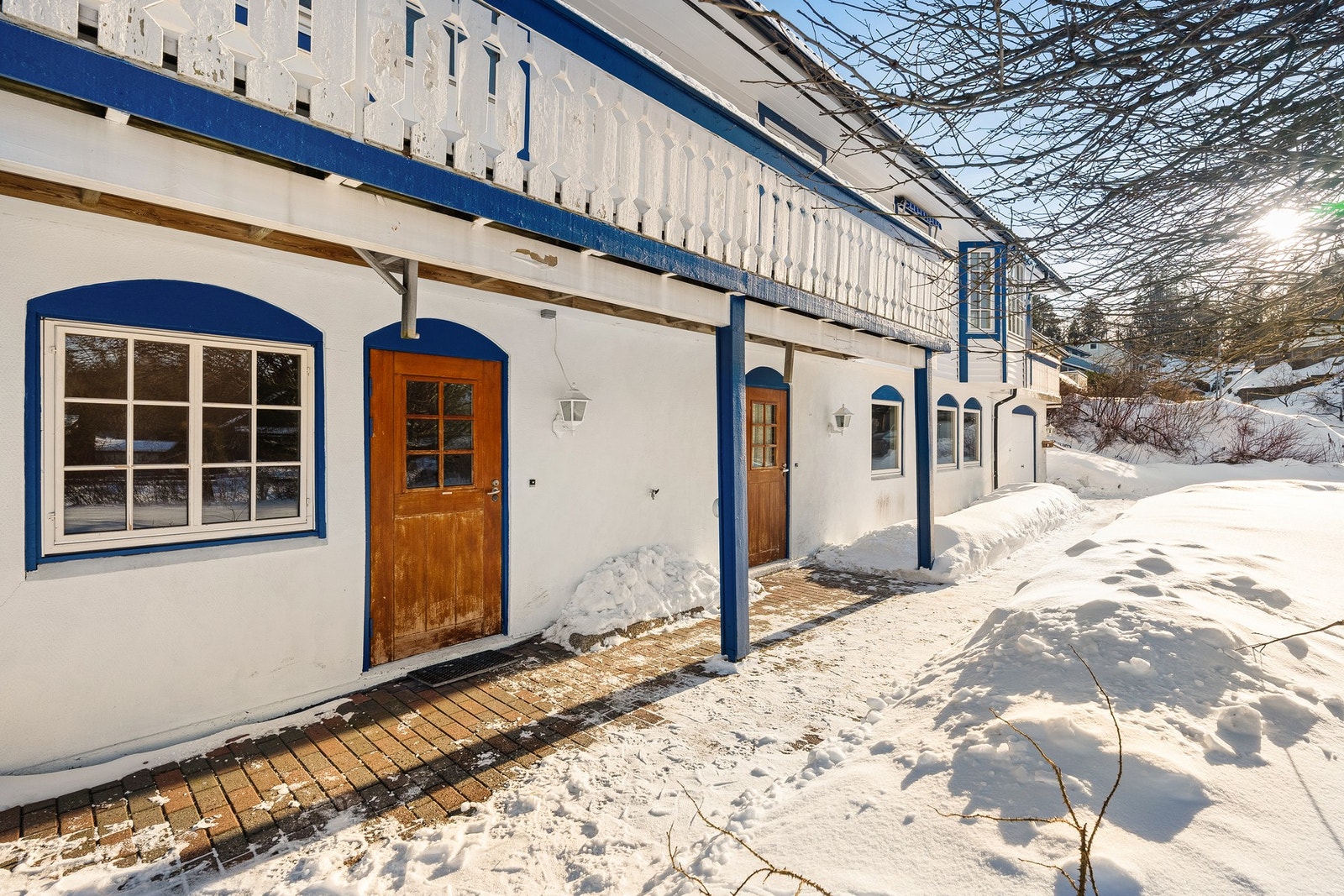 Dør inn til hoveddel og utleiedel. Galleribilde