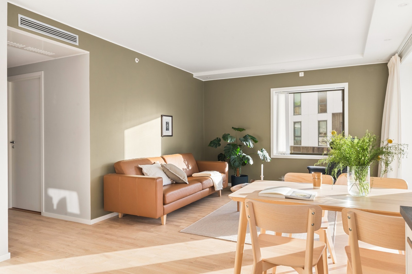 Stuen måler ca. 26 kvm og er leilighetens naturlige samlingspunkt. Galleribilde