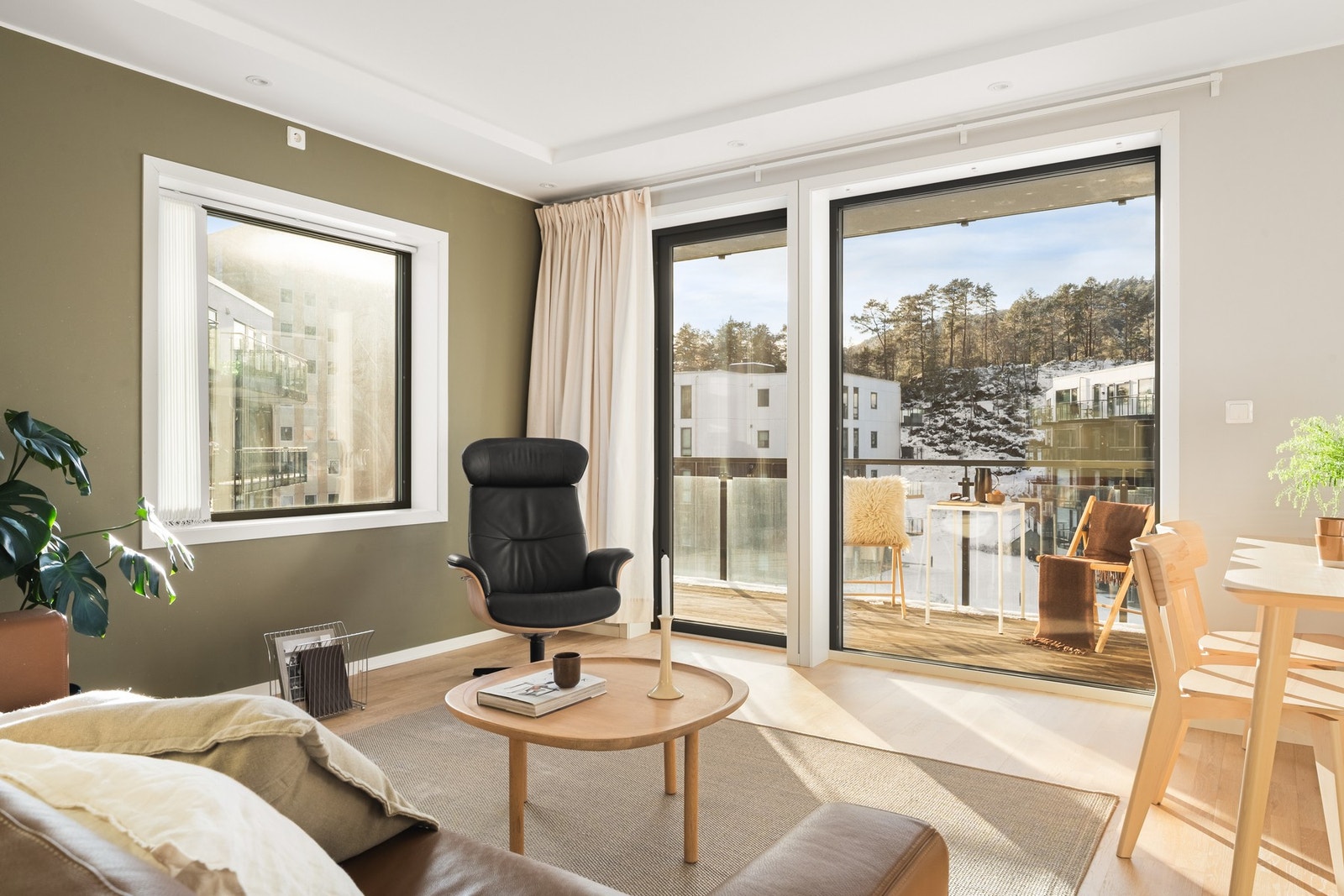 Rommets areal og funksjonelle utforming gir god plass til både sofagruppe og spisebord. Galleribilde