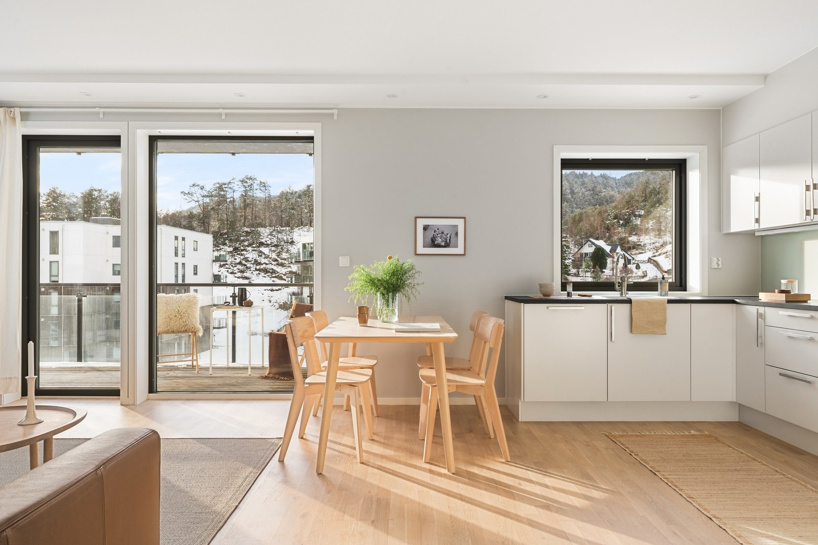 Spisesonen får en naturlig plassering i tilknytning til stuen og kjøkkenet. Galleribilde