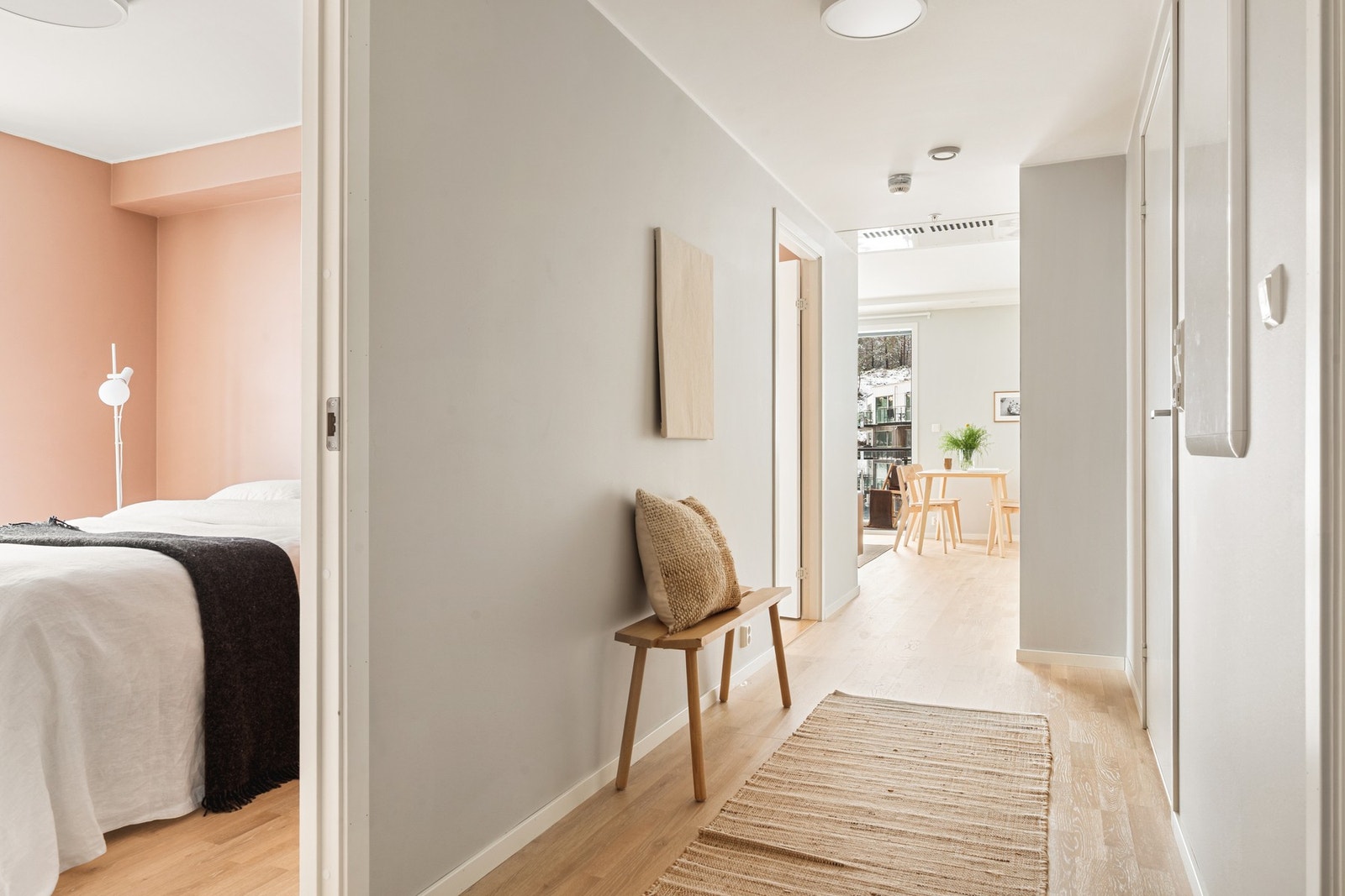 Videre forgrener gangen seg pent inn til de øvrige rommene. Galleribilde