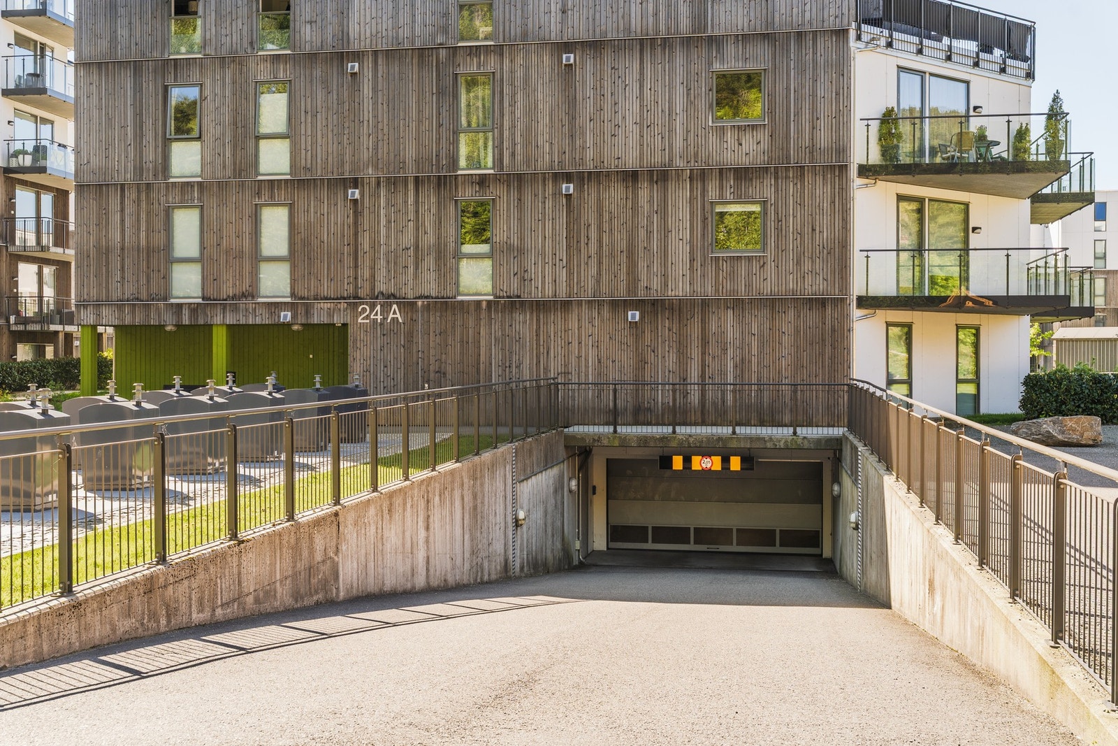 Det medfølger en fast parkeringsplass i felles, lukket garasjeanlegg, med mulighet for elbillader. Galleribilde