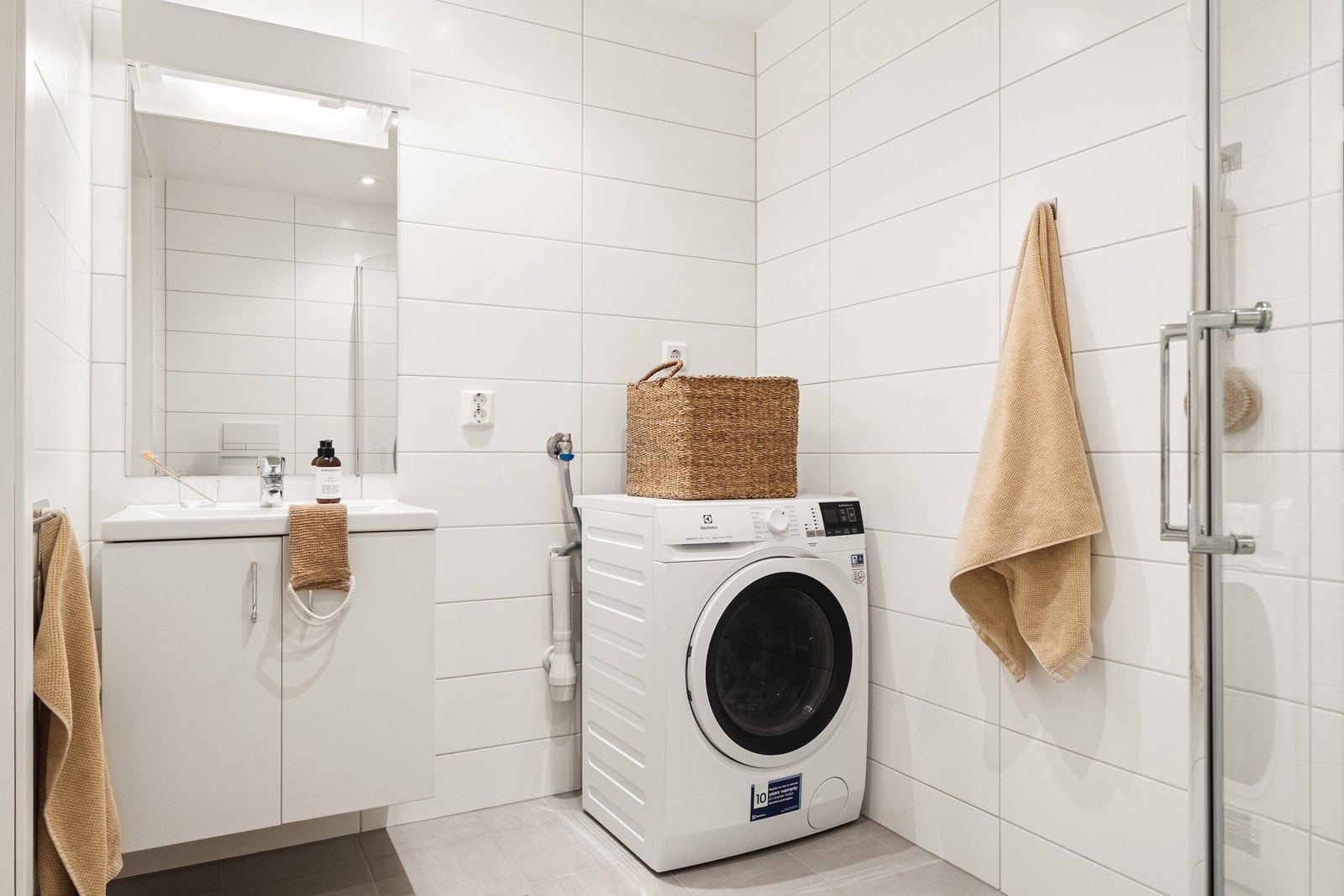 Helfliset bad på ca. 4,5 kvm med innfelte downlights i himling og varmekabler i gulv. Vaskemaskin og tørketrommel kan medfølge om ønskelig. Galleribilde