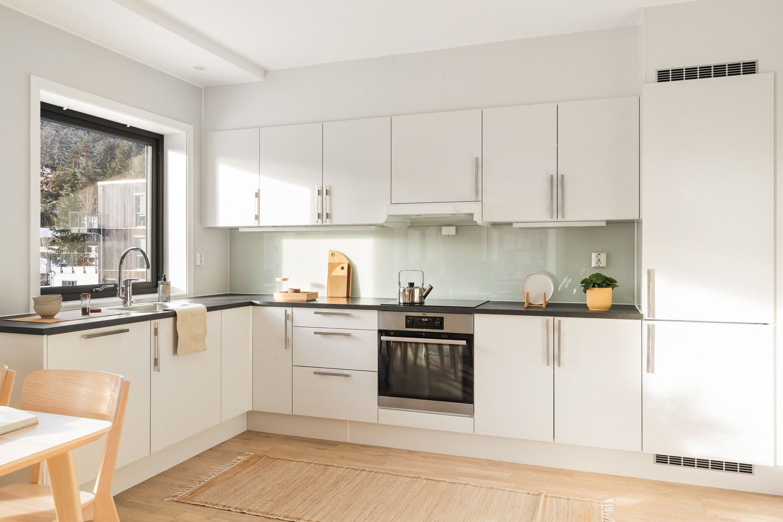 Kjøkkenet er levert av HTH og har slette fronter og laminat benkeplate med nedfelt vask av stål. Galleribilde