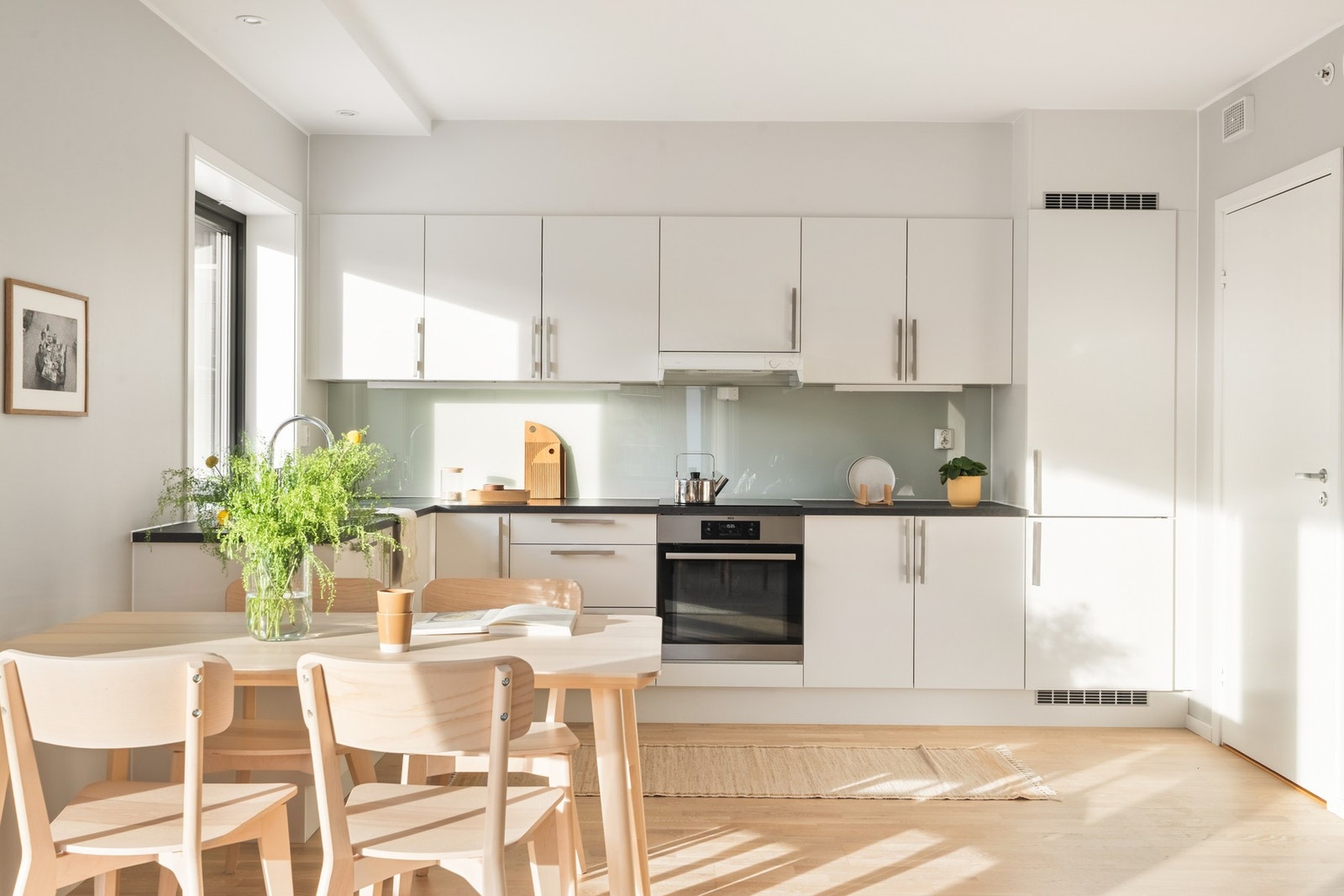 Fra kjøkkenet er det også direkte adkomst til en praktisk bod på ca. 3,5 kvm, som gir svært gode oppbevaringsmuligheter. Galleribilde