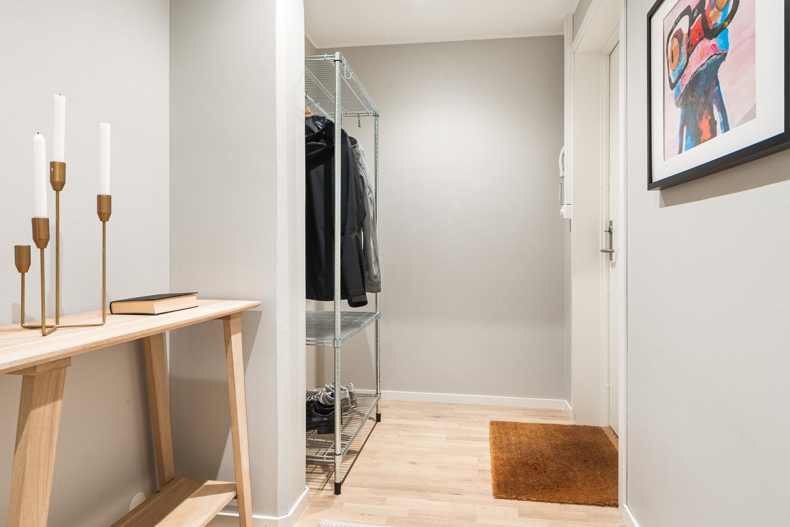 Leiligheten ønskes velkommen via en romslig entré med god plass til oppheng av yttertøy og oppbevaring av sko. Galleribilde