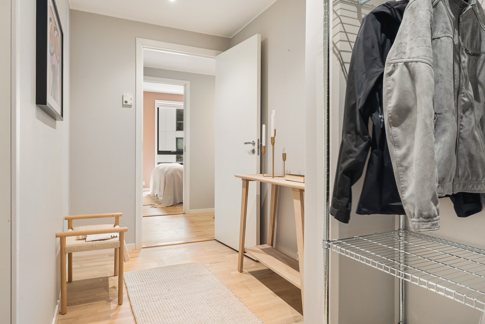 Her er det naturlig plass til garderobeløsning, noe som bidrar til en ryddig og oversiktlig hverdag. Galleribilde