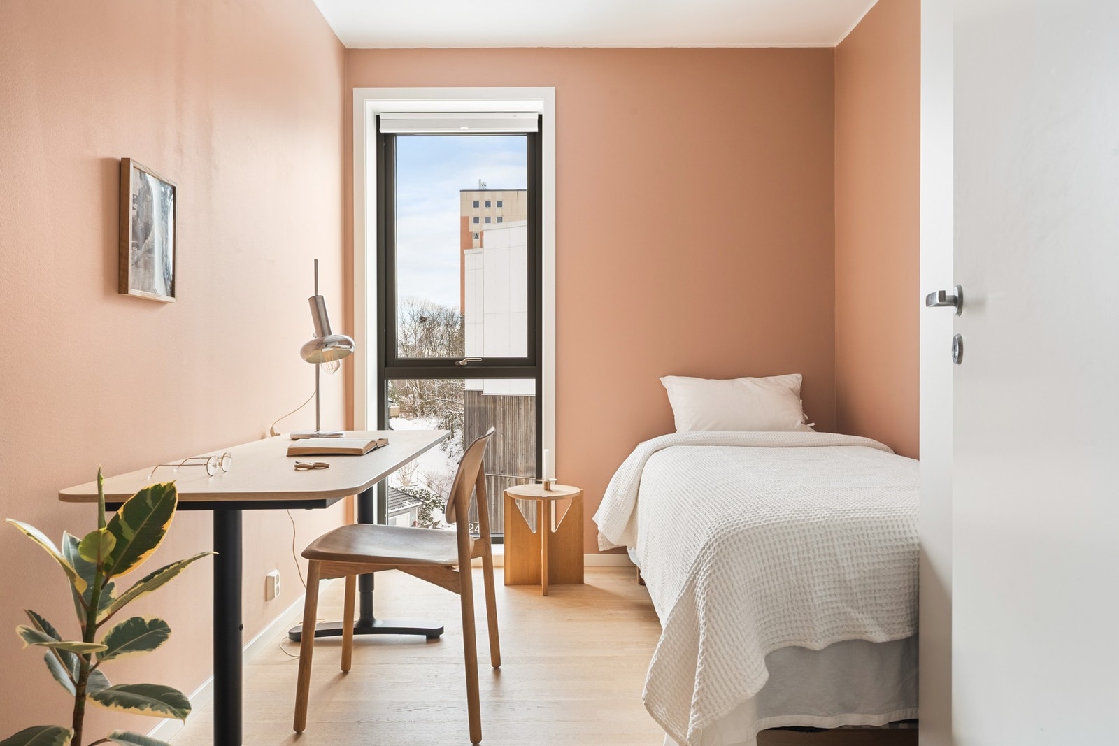 Det andre soverommet måler ca. 8 kvm og rommer en seng, nattbord og skrivepult. Galleribilde