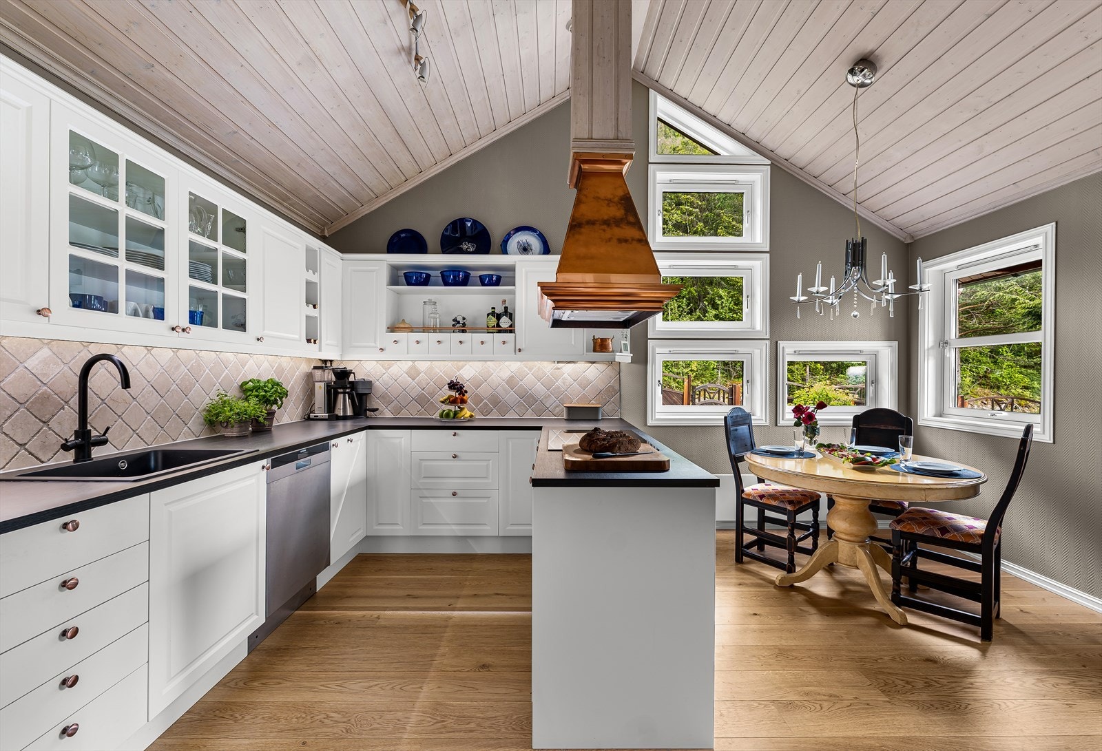 Kjøkkeninnredning fra 2023, samt ny induksjonstopp 2025. Profilert hvite fronter gir et tidløst og lyst uttrykk. Galleribilde