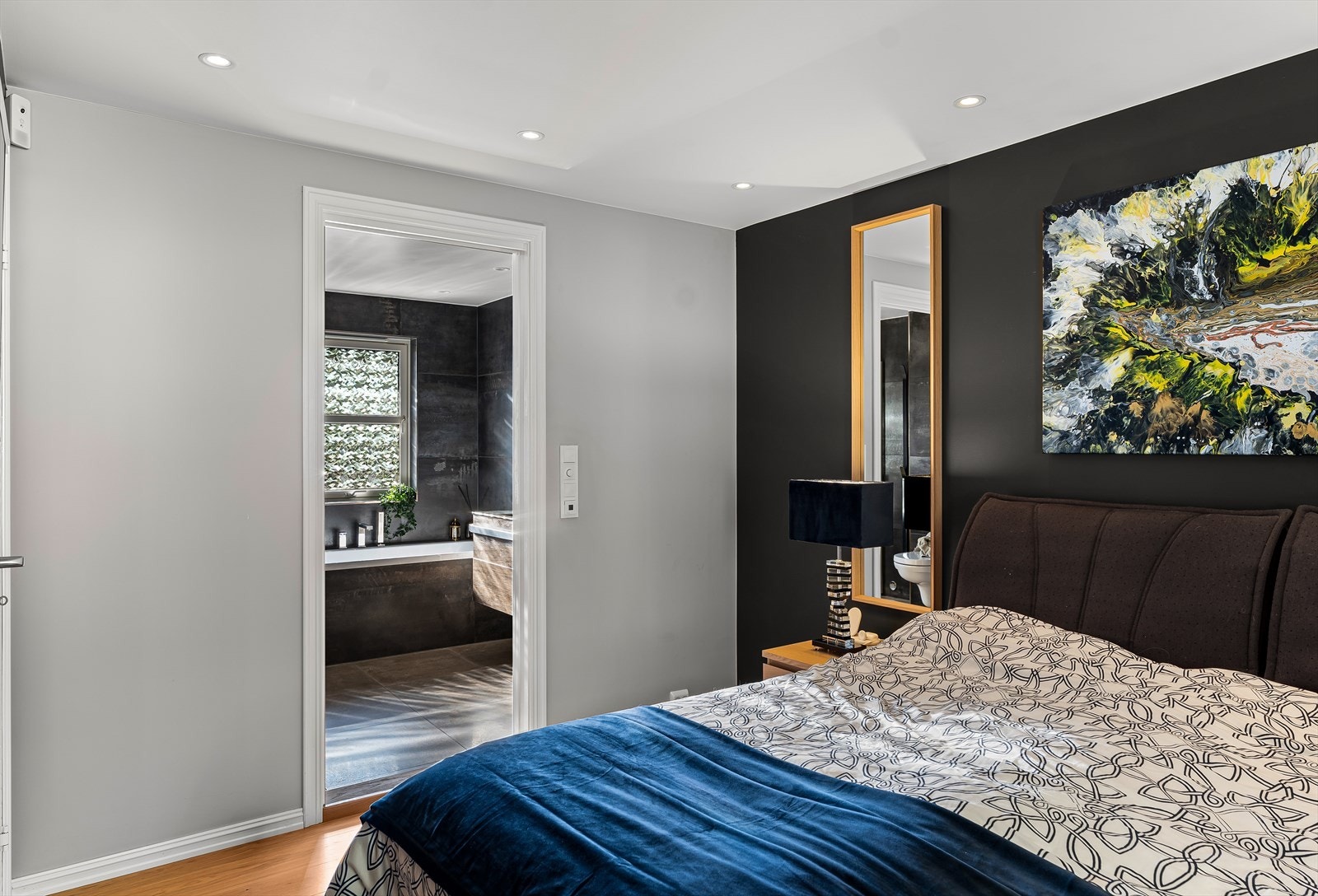 Rommet har eget privat bad - komfortabelt og praktisk i hverdagen. Galleribilde