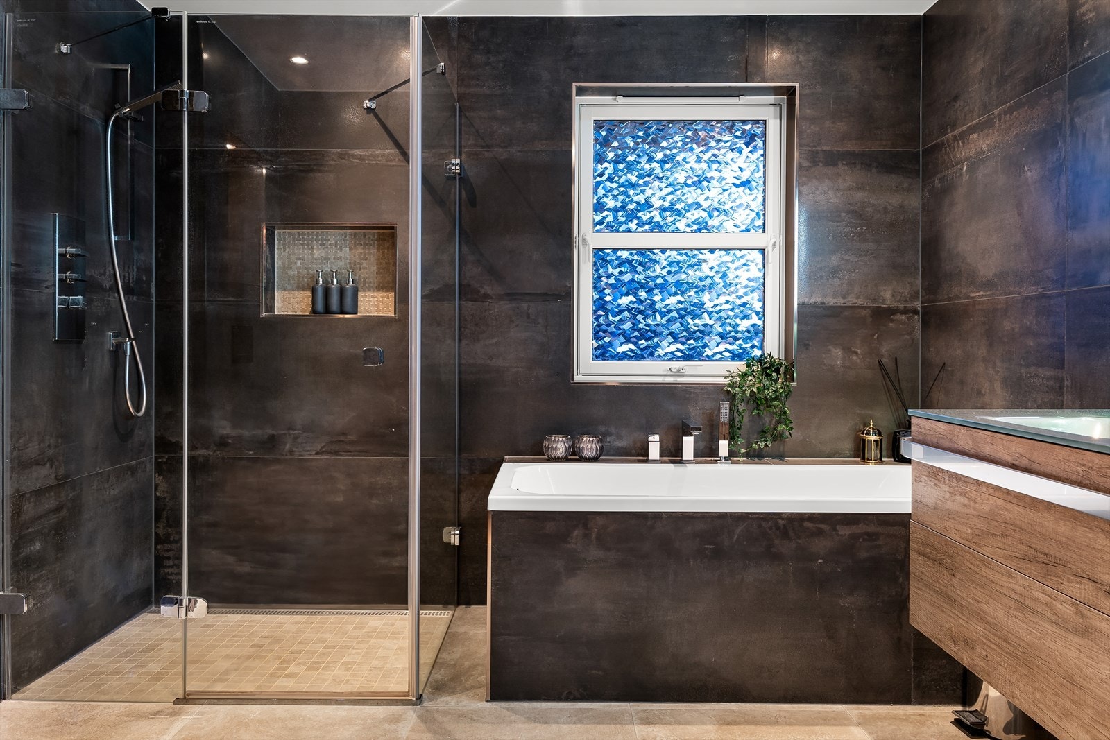 Det er innredet med badekar, servantinnredning med heltre servanter og skuffer, samt ett-greps blandebatterier. Galleribilde