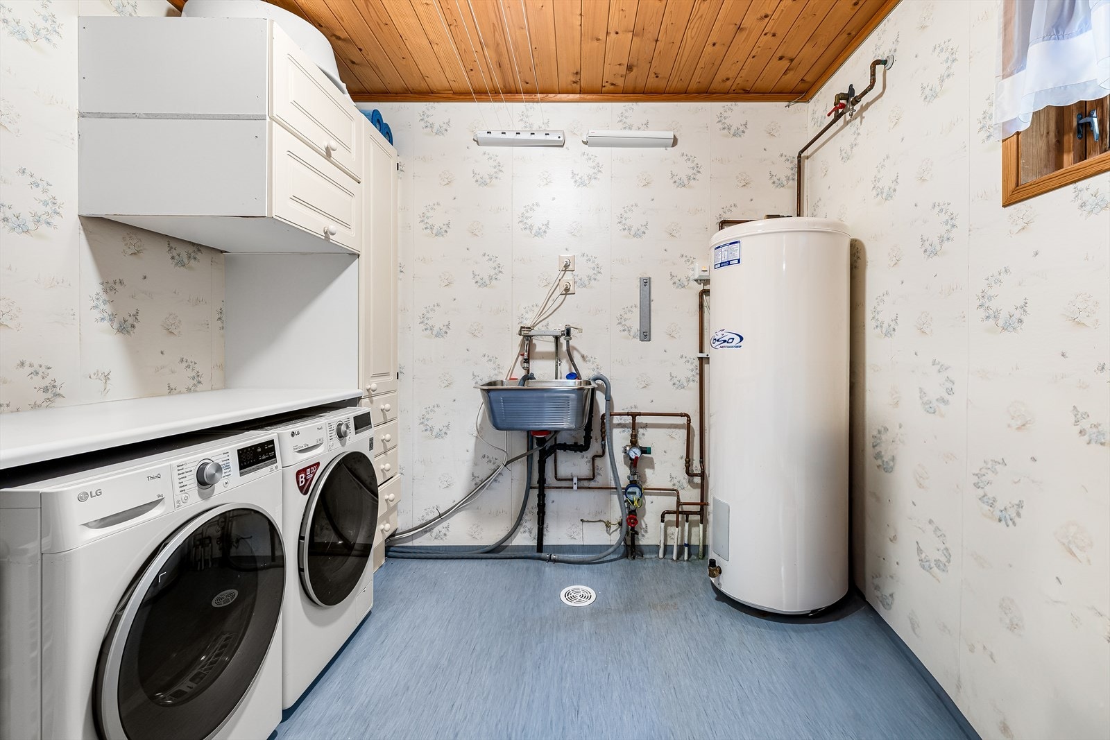 Vaskerommet i underetasjen er fra byggeåret og har malte vegger og himling. Galleribilde