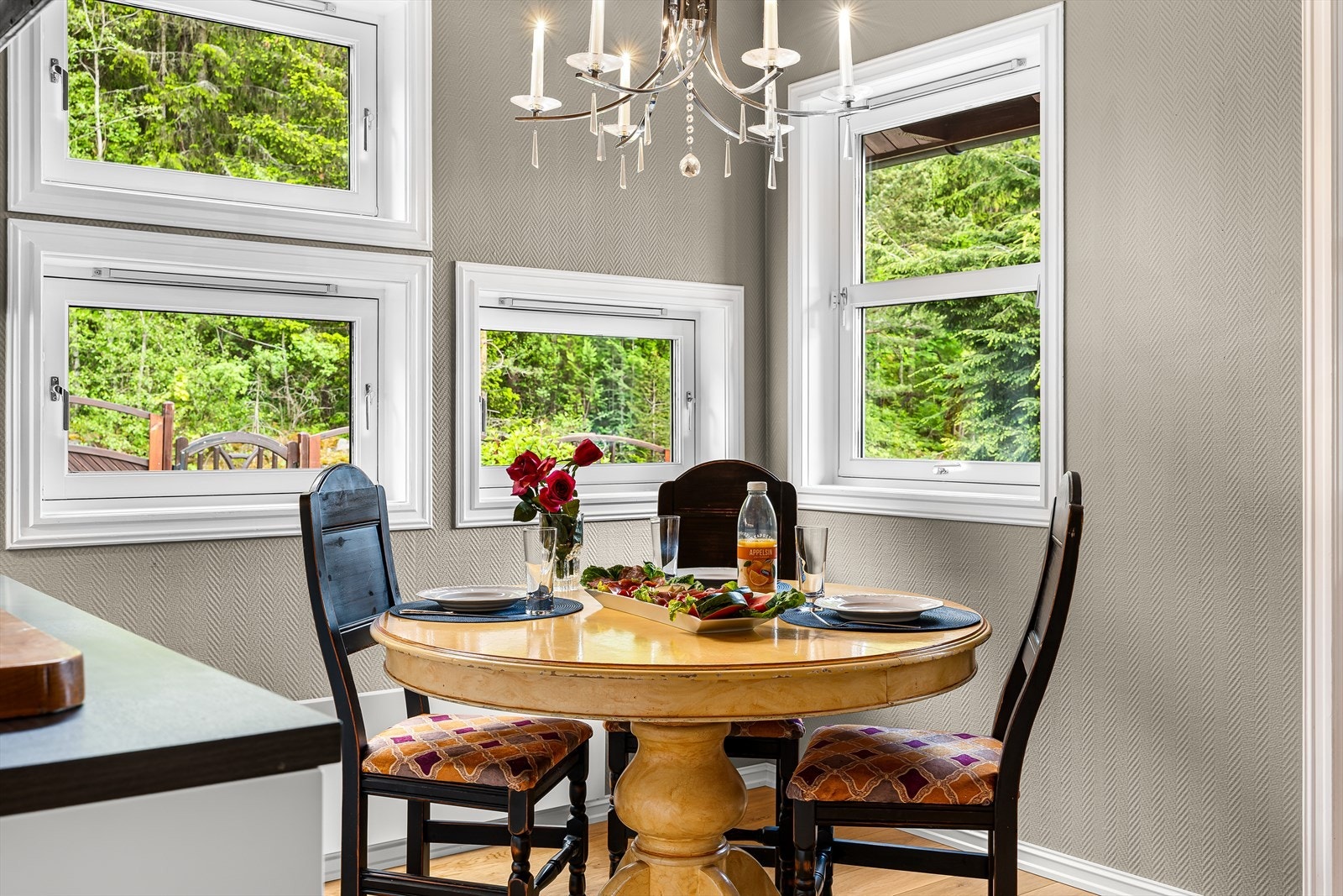 Kjøkkenet har naturlig plass til en hyggelig frokostkrok. Galleribilde