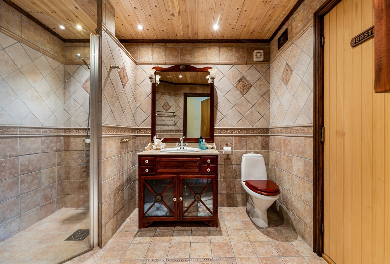 Baderommet, oppført rundt 2002 har flislagte vegger og malt himling. Galleribilde