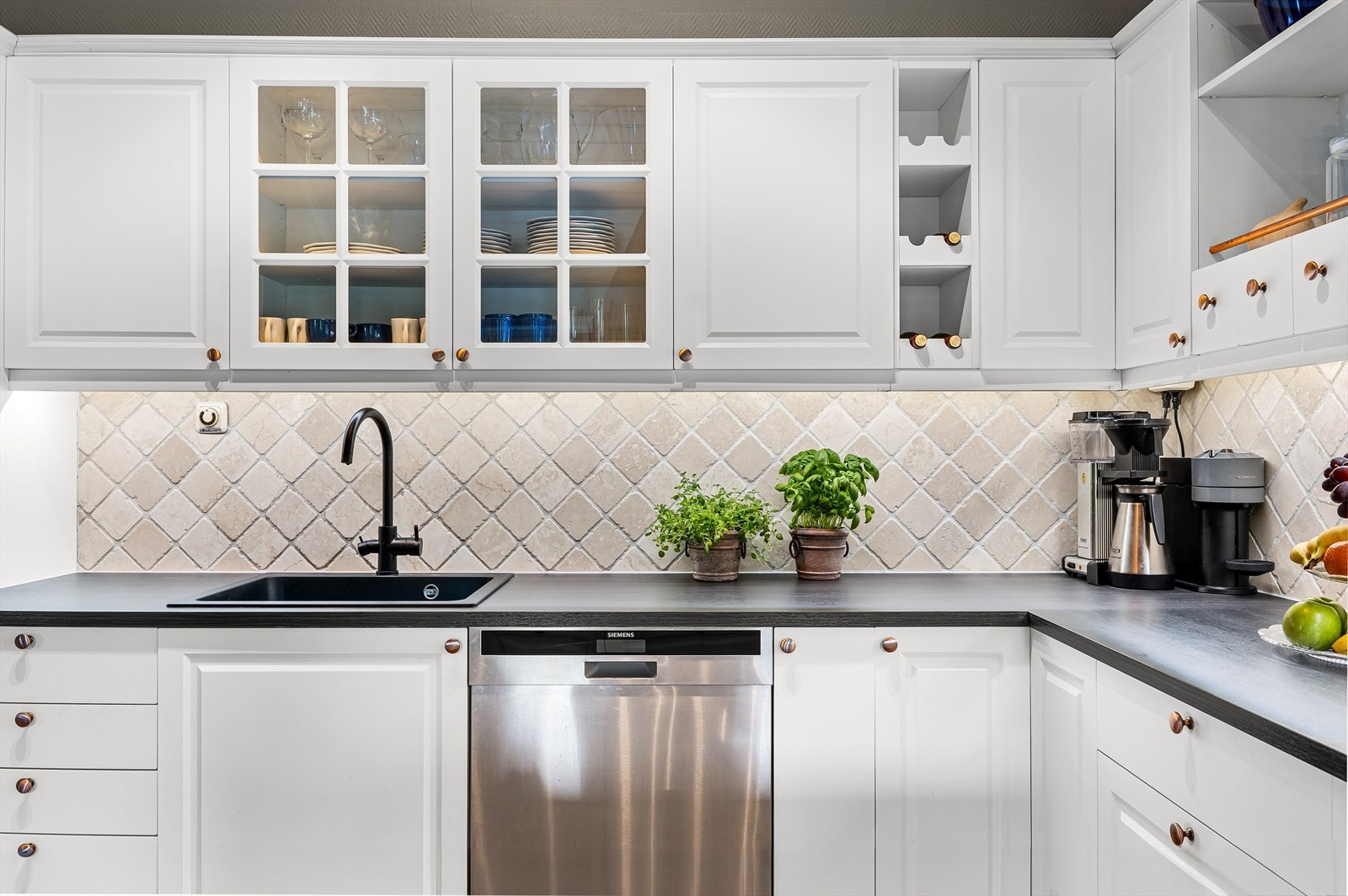 Det er kun de integrerte hvitevarene som følger med. Galleribilde