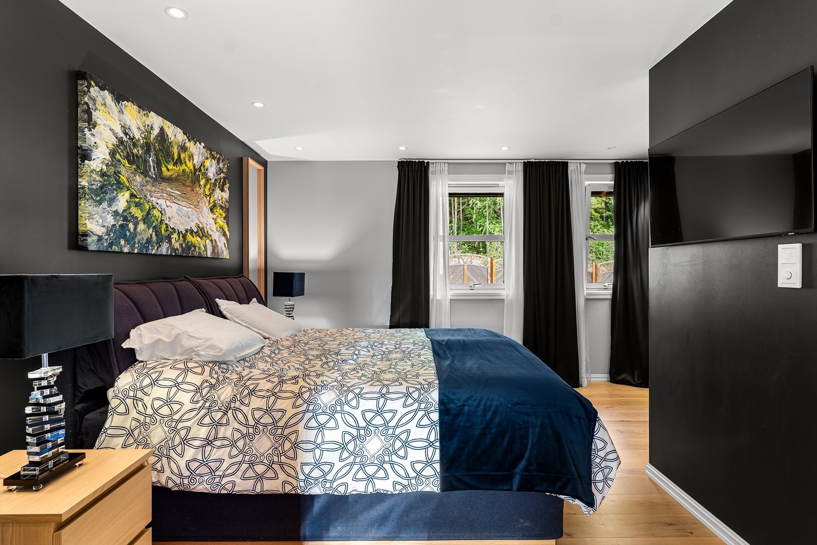 Hovedsoverommet har god plass til dobbeltseng, garderobeløsning og nattbord. Galleribilde