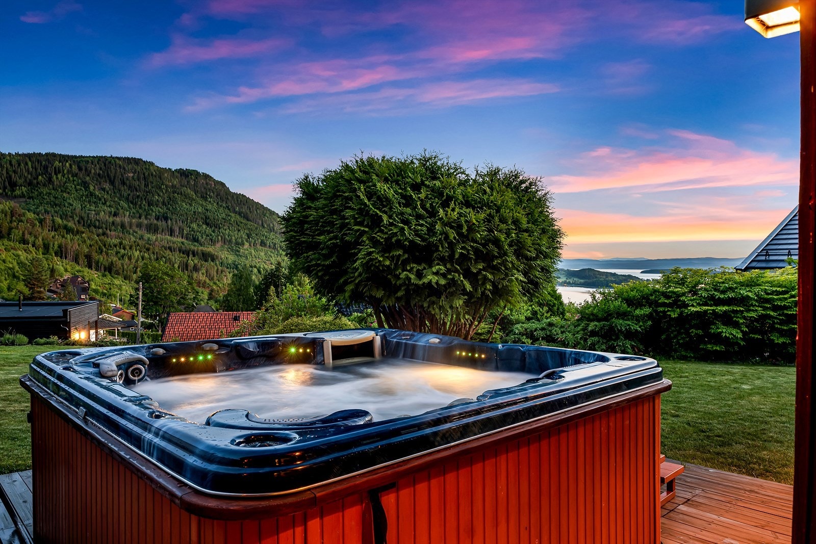 Her kan du senke skuldrene i jacuzzien og nyte utsikten i rolige omgivelser. Galleribilde