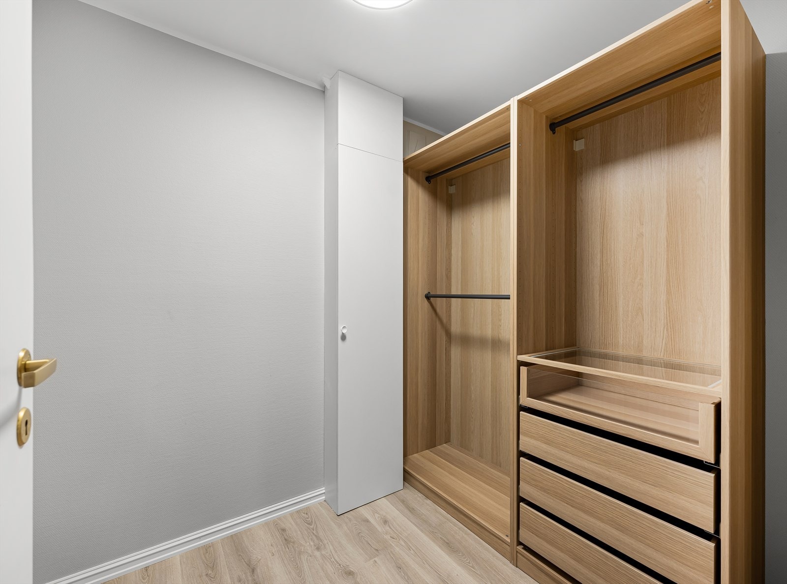 Walk in closet er det også for ytterliggere garderobeplass. Galleribilde