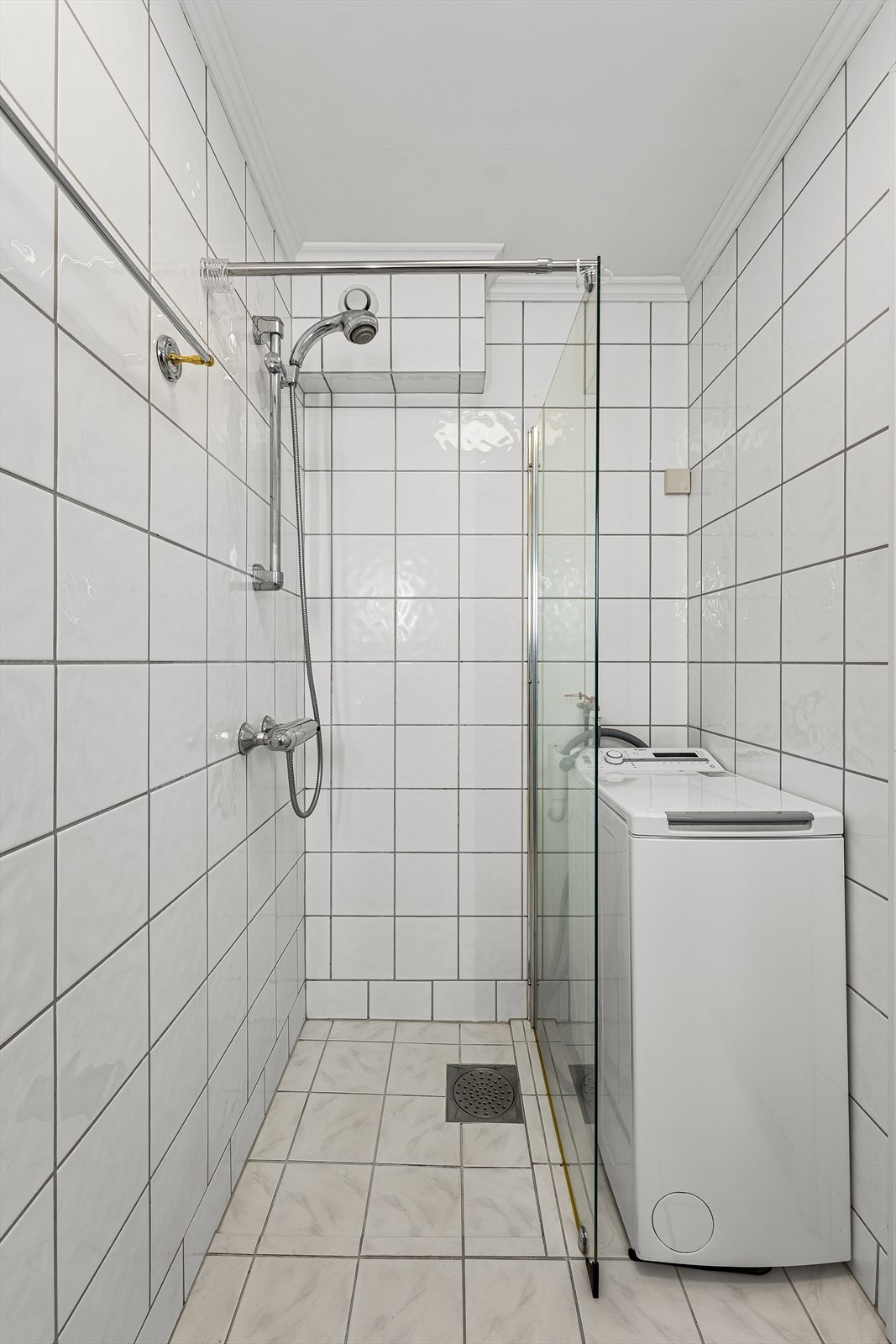 Det er innredet med blant annet dusjnisje med glassfelt, servantinnredning med ett-greps blandebatteri, og speil med integrert belysning over servant. Galleribilde