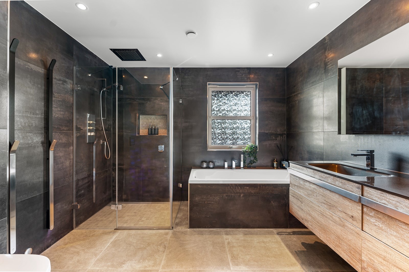 Delikat baderom med spafølelse, pusset opp 2018. Galleribilde