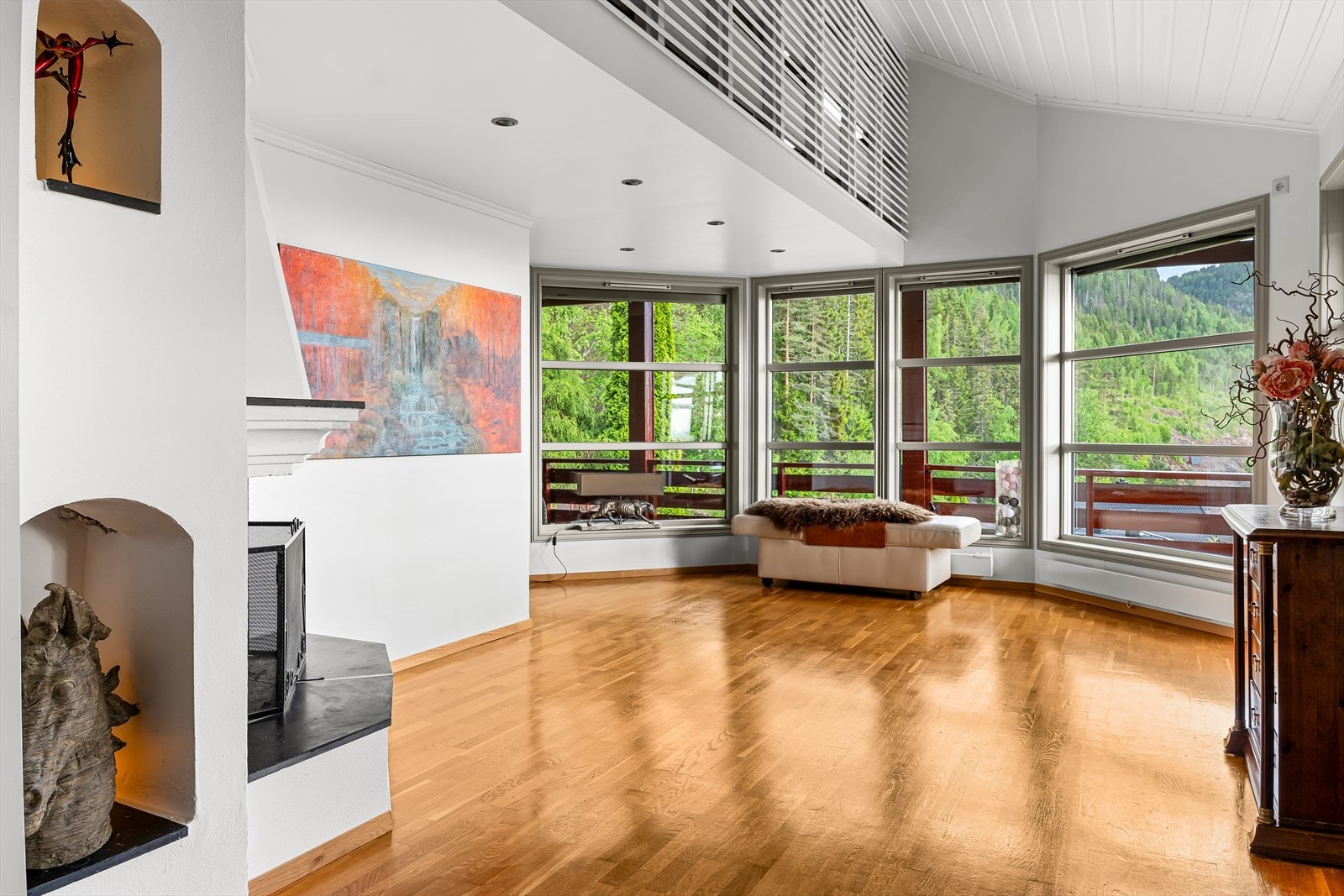 Stuen er et lyst og trivelig oppholdsrom med store vindusflater som gir flott lysinnslipp og en åpen, luftig romfølelse. Galleribilde