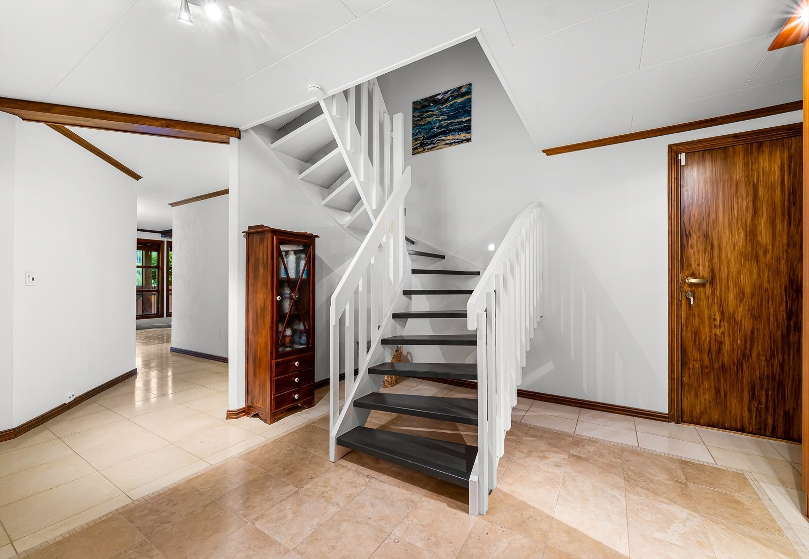 Boligen har en romslig og velorganisert entré med naturlig lys og plass til garderobeløsning. Galleribilde