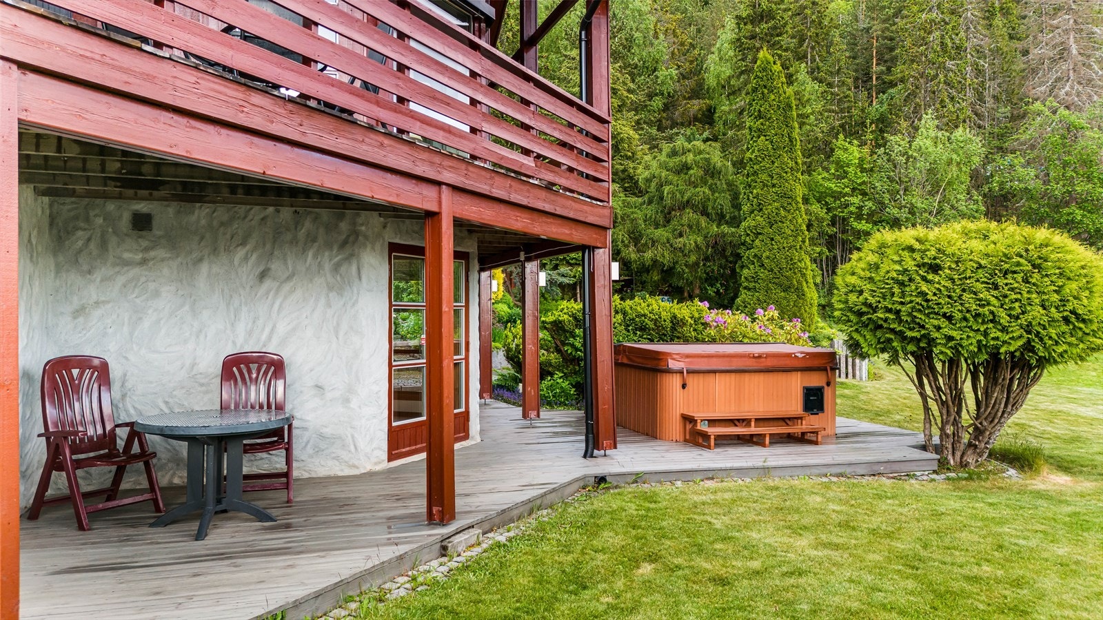 Innholdsrik og solrik terrasse på hele 27 kvm - et flott uteområde med god plass til både spisegruppe, loungemøbler og grill. Galleribilde