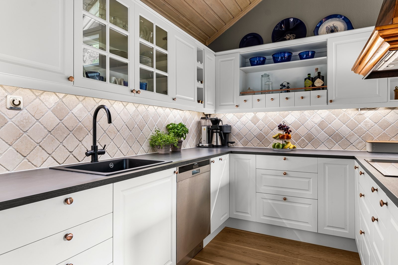 Kjøkkenet byr på god skap- og benkeplass, med smarte løsninger som gir en funksjonell hverdag. Galleribilde