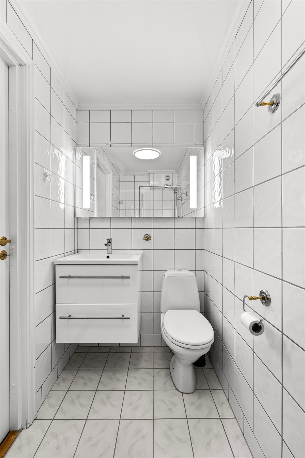 Baderommet, oppført rundt 2002 og har flislagte vegger og malt himling. Galleribilde