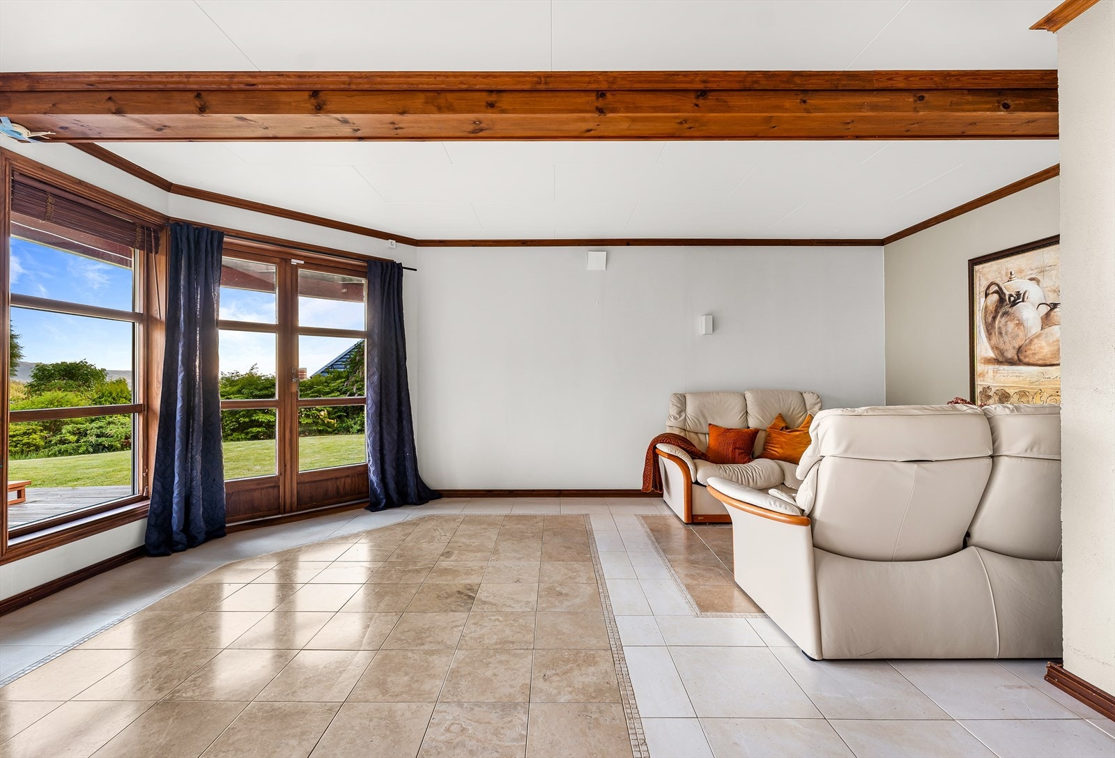 Lys og trivelig kjellerstue med god plass til både sofagruppe og tv-løsning. Galleribilde