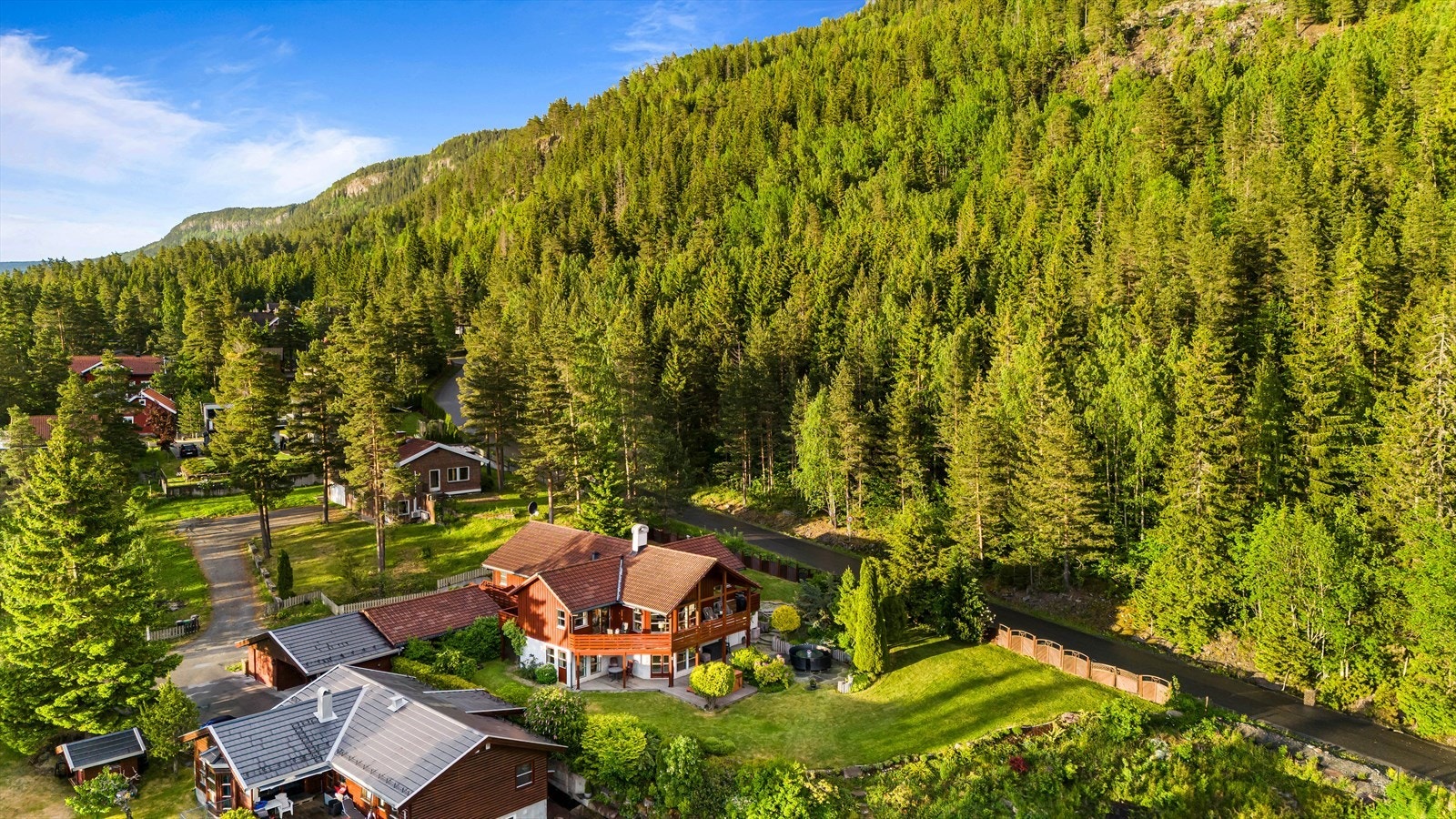 Eiendommen ligger fredelig til, med lyden av skogen som eneste bakgrunnsstøy. Galleribilde