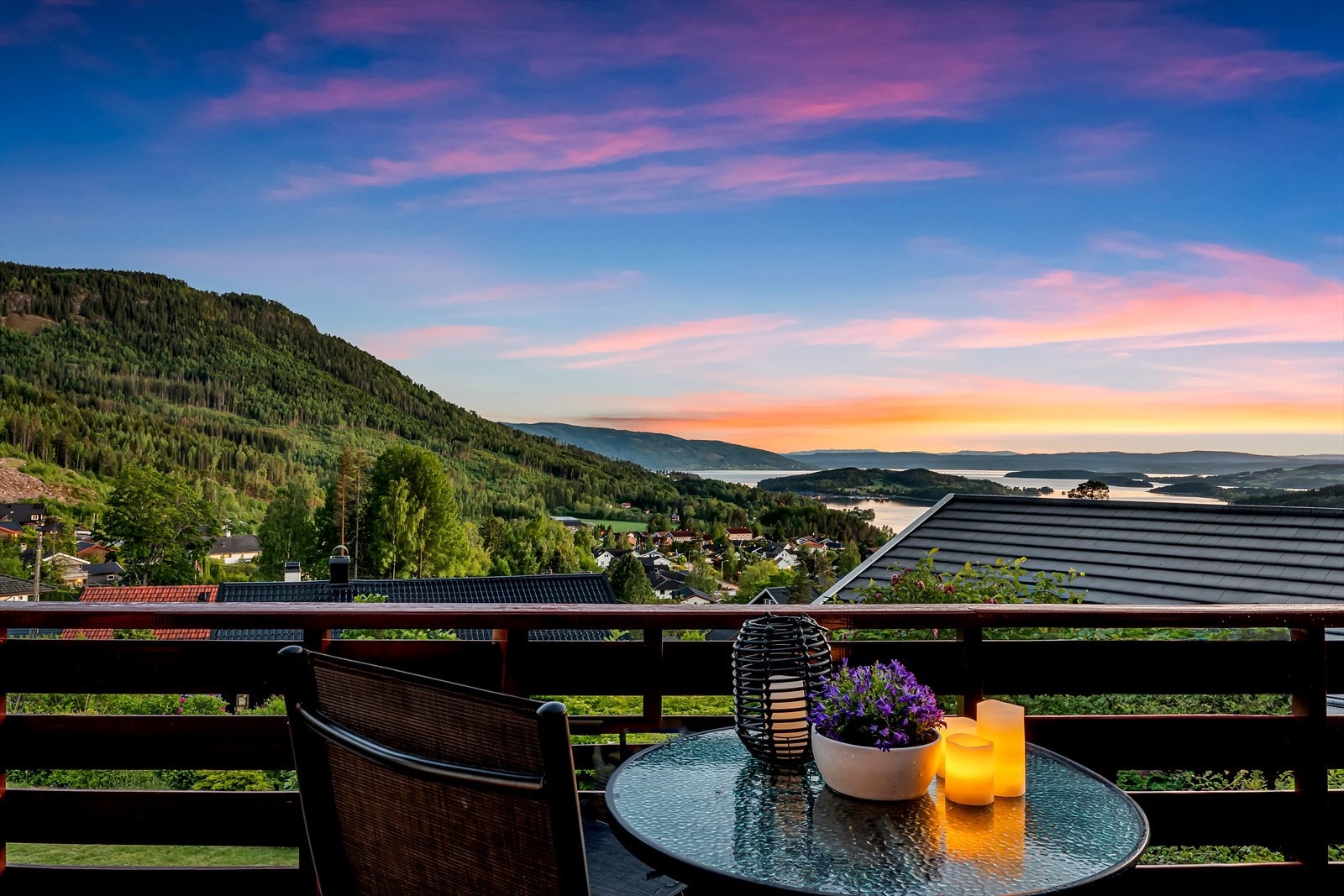 Eiendommen har nydelig utsikt over Tyrifjorden, og har solrik beliggenhet med lang kveldssol i sommerhalvåret. Galleribilde