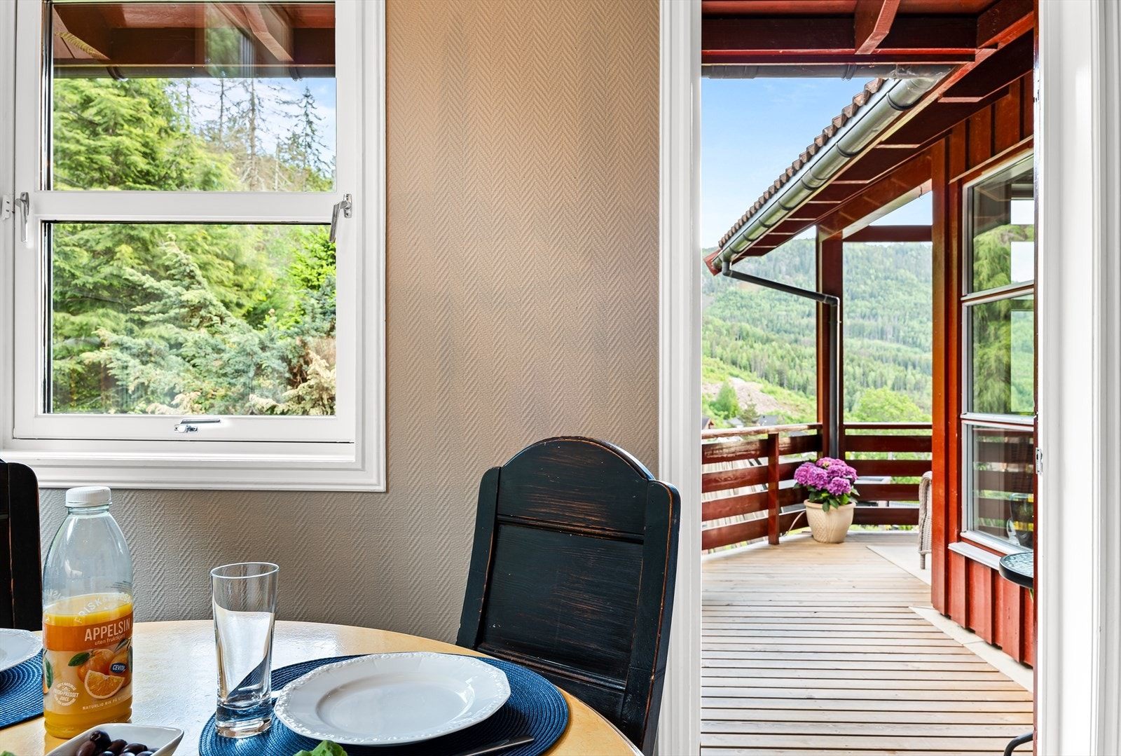 Praktisk utgang til balkong på ca. 44 kvm, en fin forlengelse av kjøkkenet. Galleribilde