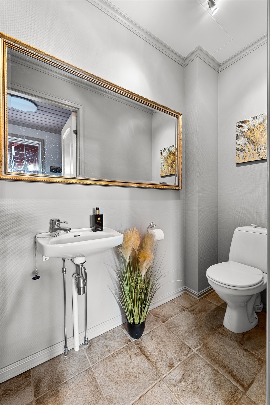 Separat toalettrom i 1. etasje, praktisk plassert ved entréen. Galleribilde