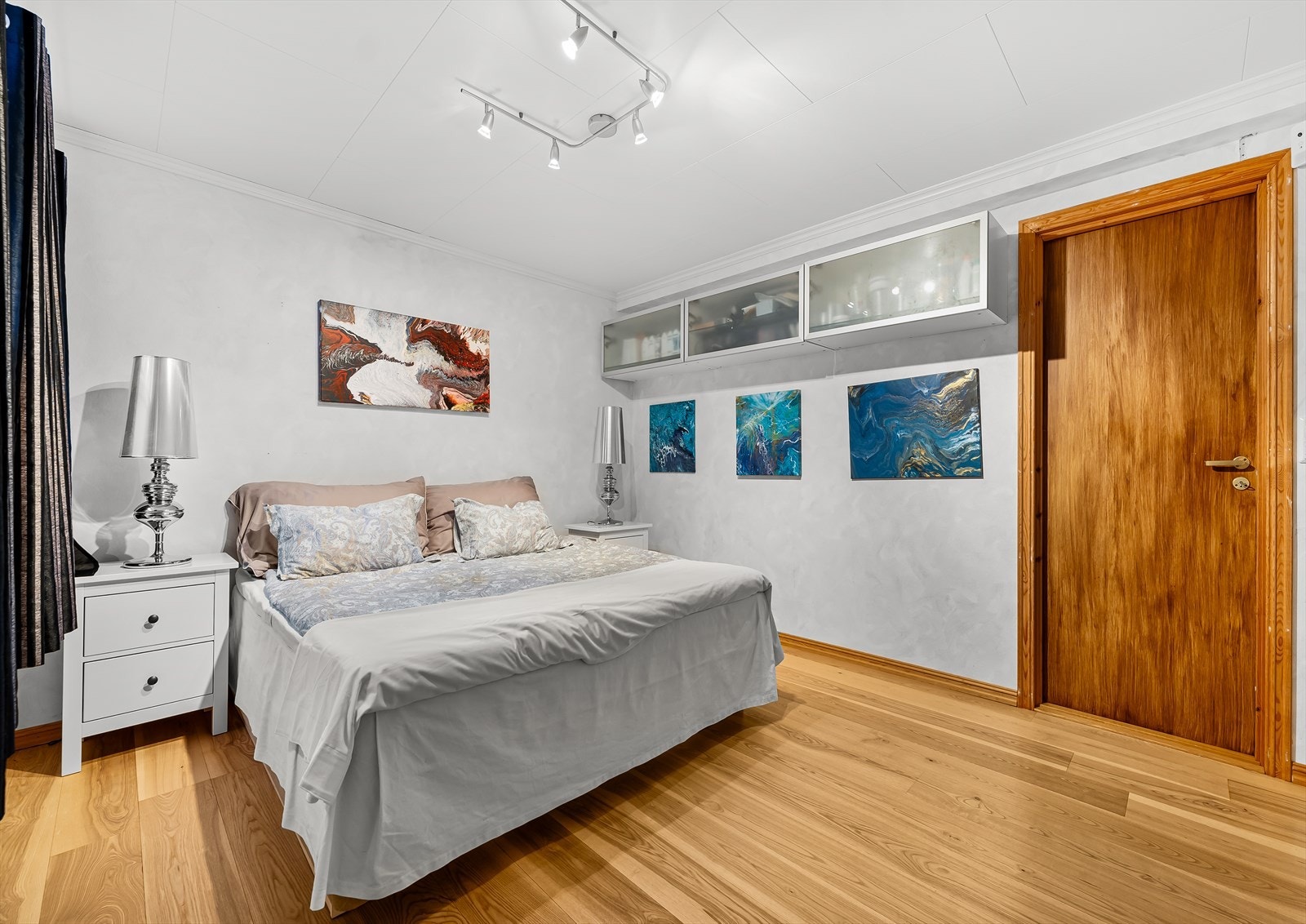 Fleksible møbleringsmuligheter - plass til både seng, garderobe og nattbord, alt etter behov. Galleribilde