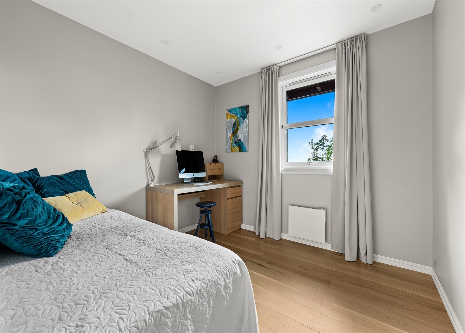 Det andre soverommet er fleksibelt og kan enkelt tilpasses som barnerom, gjesterom eller kontor - alt etter behov. Galleribilde