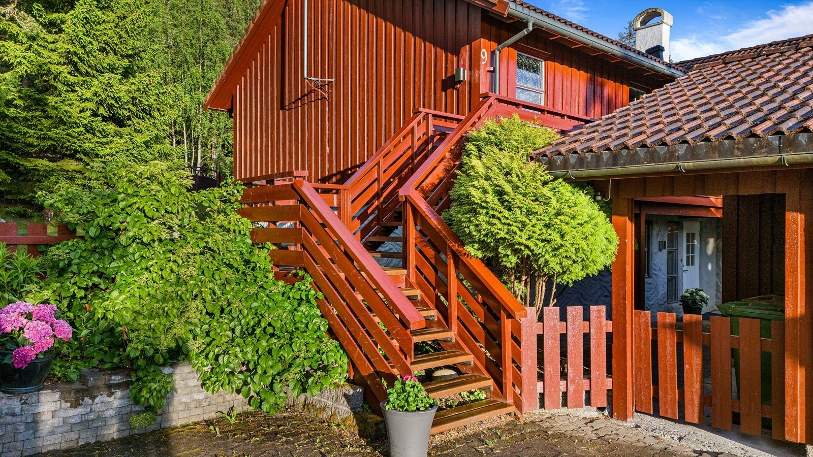 Det er egen inngang til hybelleiligheten. Galleribilde