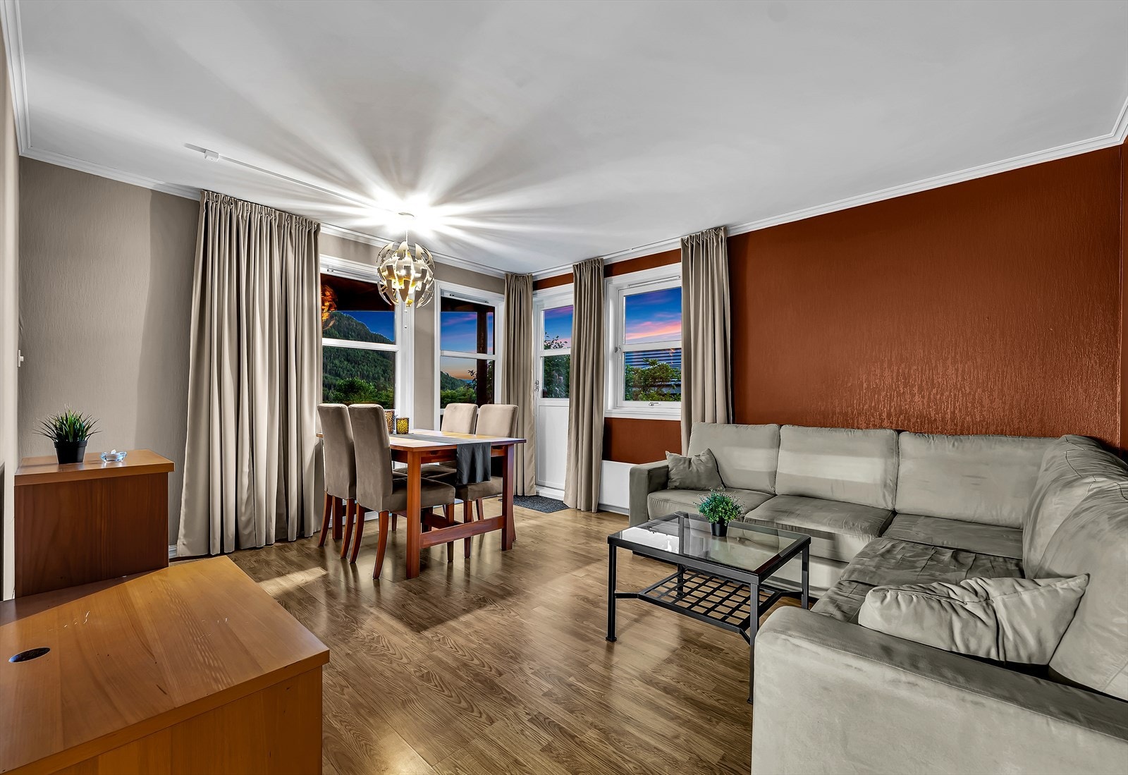 Innbydende stue med gode møbleringsmuligheter. Rommet har en behagelig atmosfære og fungerer som et naturlig samlingspunkt i boligen. Galleribilde