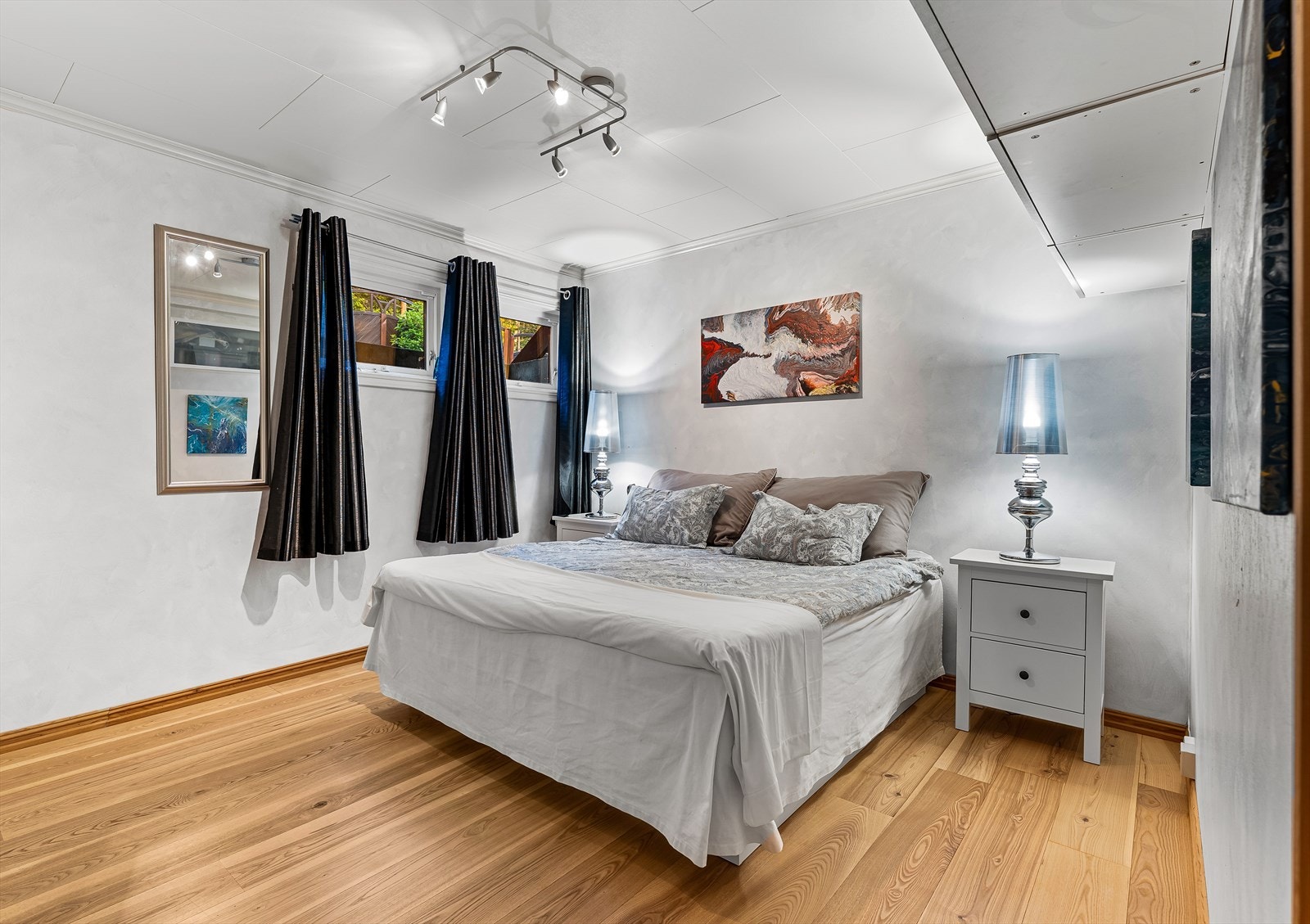 I underetasjen finner man ett lyst og romslig soverom. Galleribilde