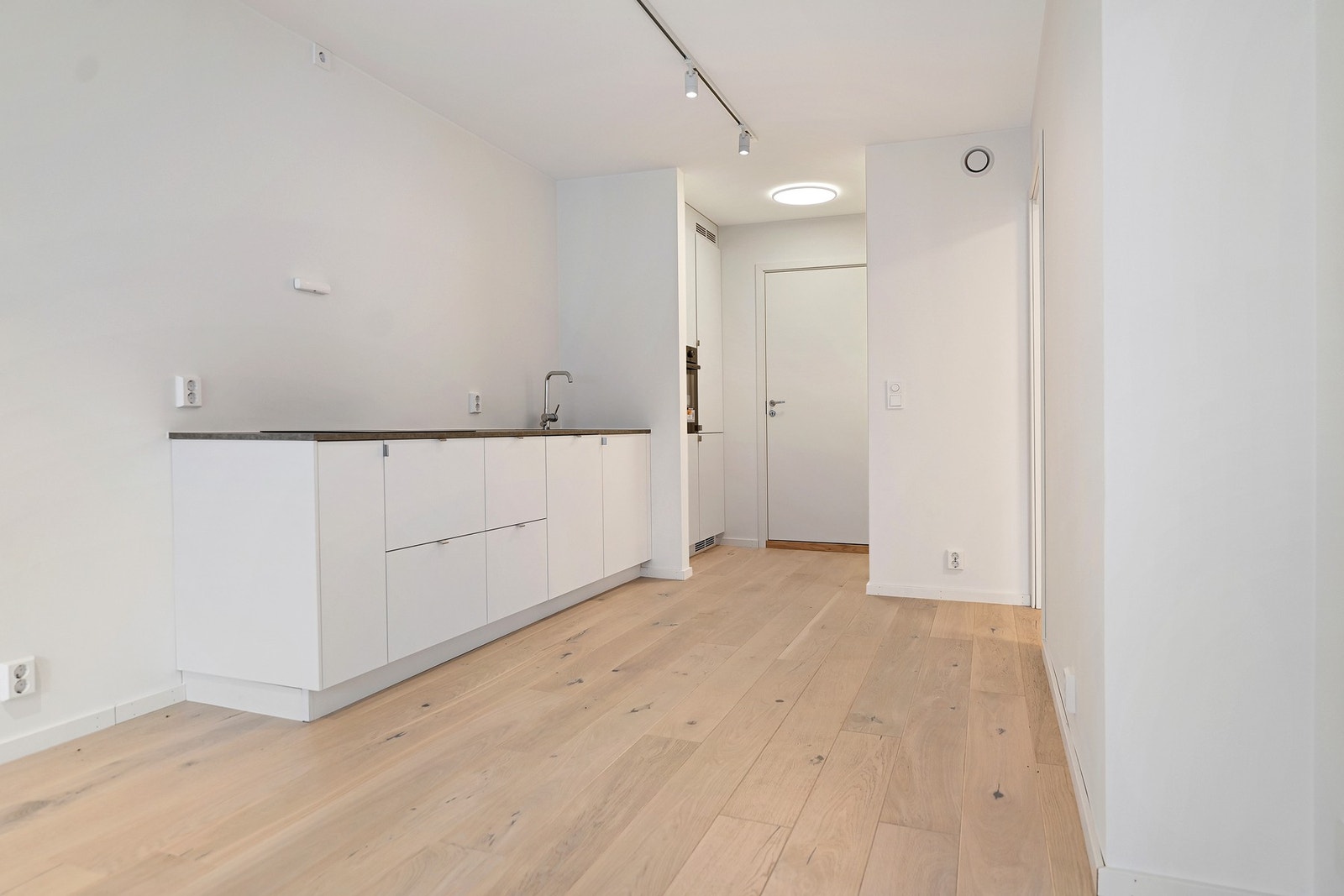 Den praktiske løsningen gjør det enkelt å møblere, og det er plass til både spisestue og sofagruppe med tilhørende møblement. Galleribilde