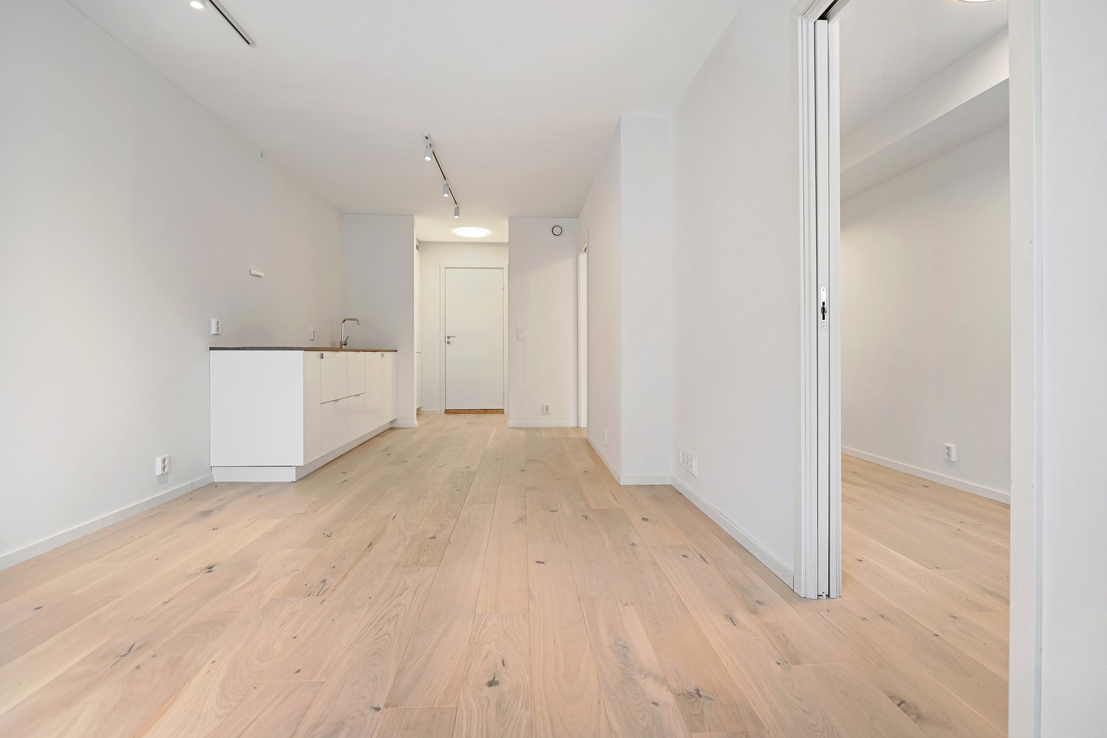 Det praktiske kjøkkenet har en åpen løsning. Galleribilde