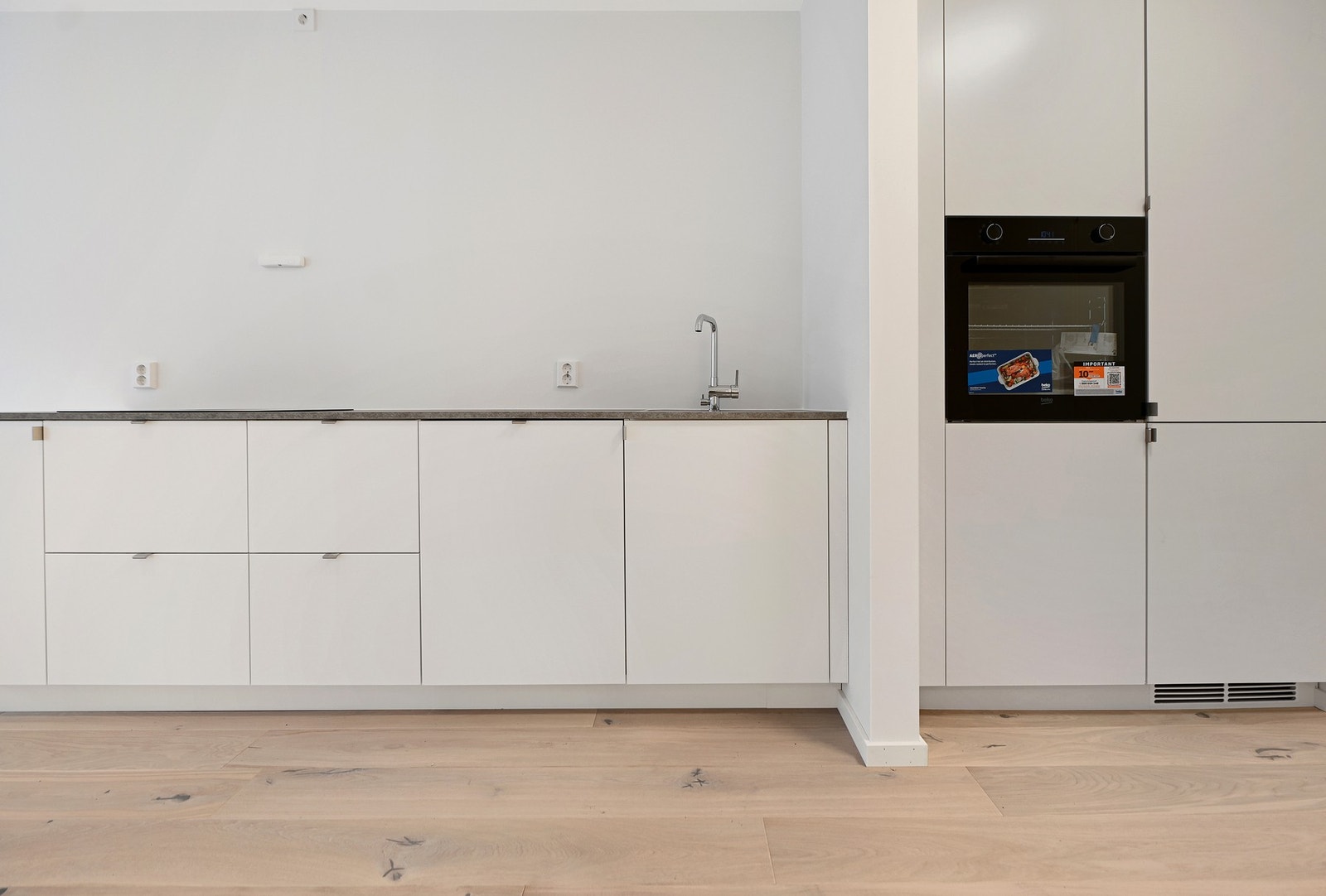 Her har du et arbeidsvennlig kjøkken fra Drømmekjøkkenet, med gode løsninger og fin plassutnyttelse, for deg som er glad i å lage mat. Galleribilde