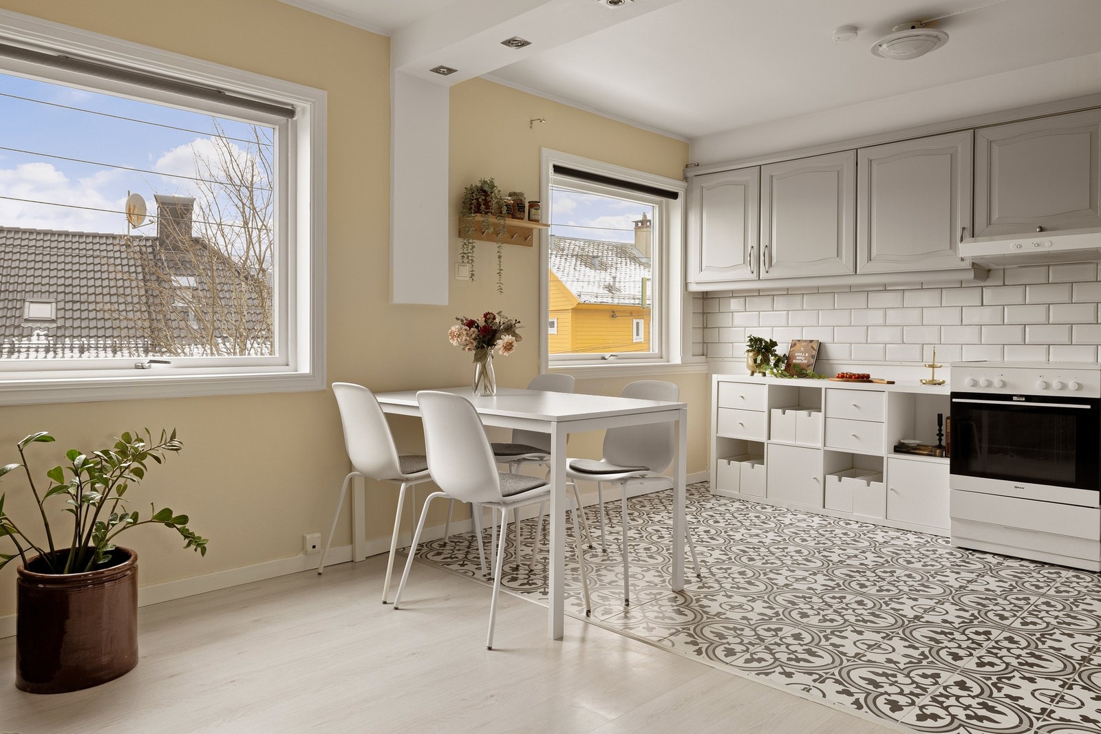 Vindusflatene i stuen sørger for godt med naturlig lysinnslipp. Galleribilde