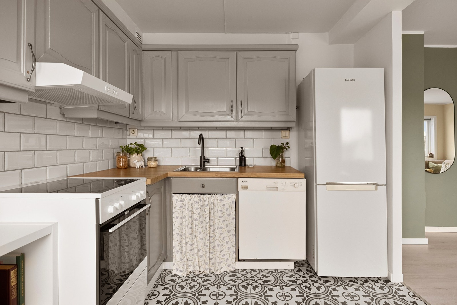 Merk de fine flisene på kjøkkengulvet. Galleribilde