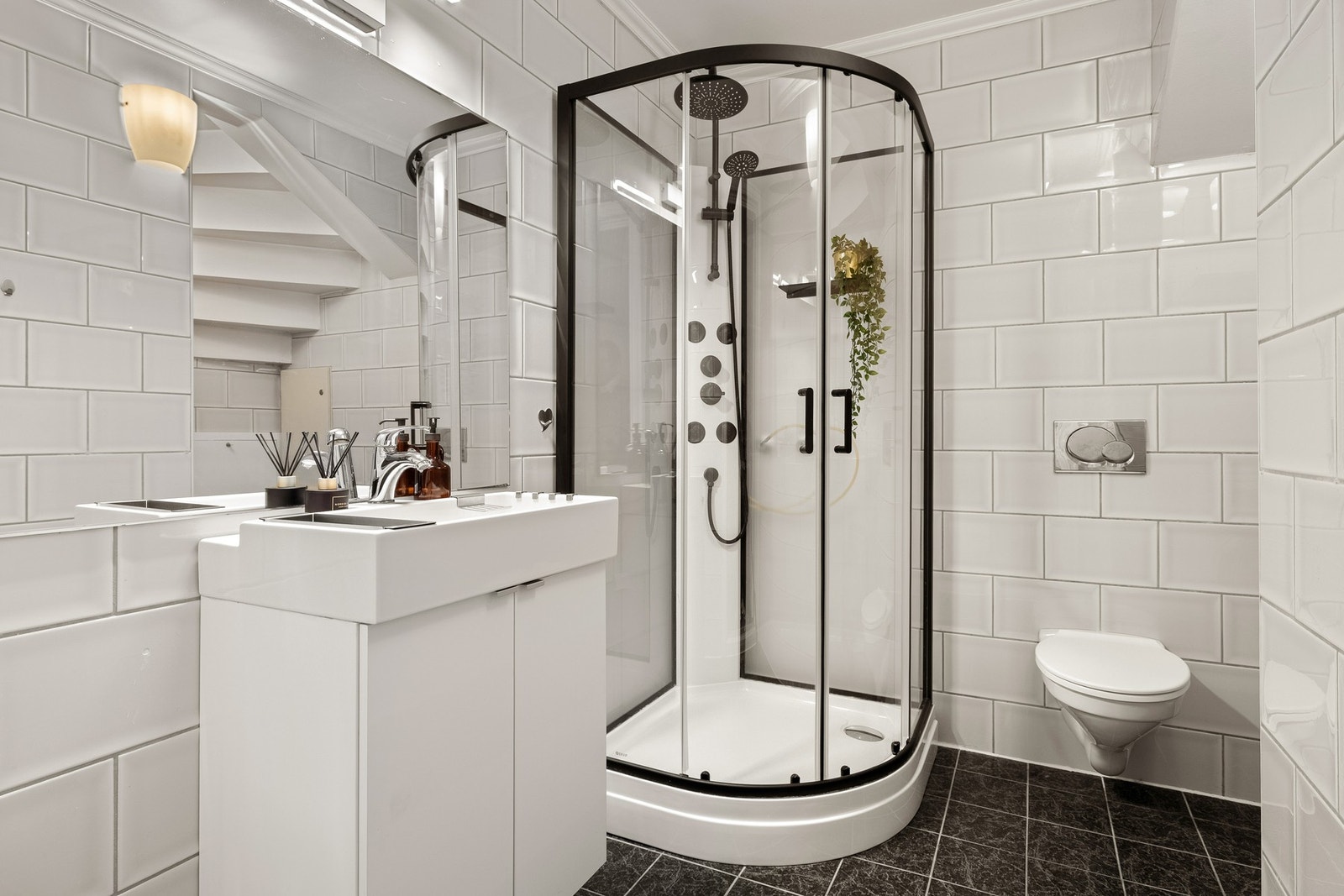 Fint helfliset bad med varme i gulv. Galleribilde