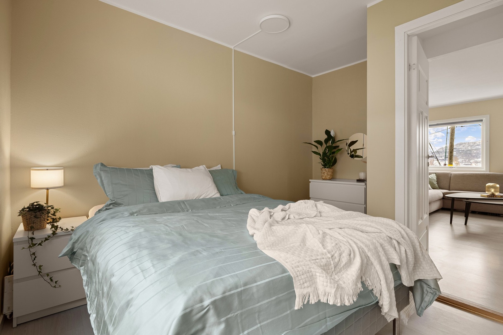 Her er det god plass til dobbeltseng, garderobe og tilhørende møblement. Galleribilde